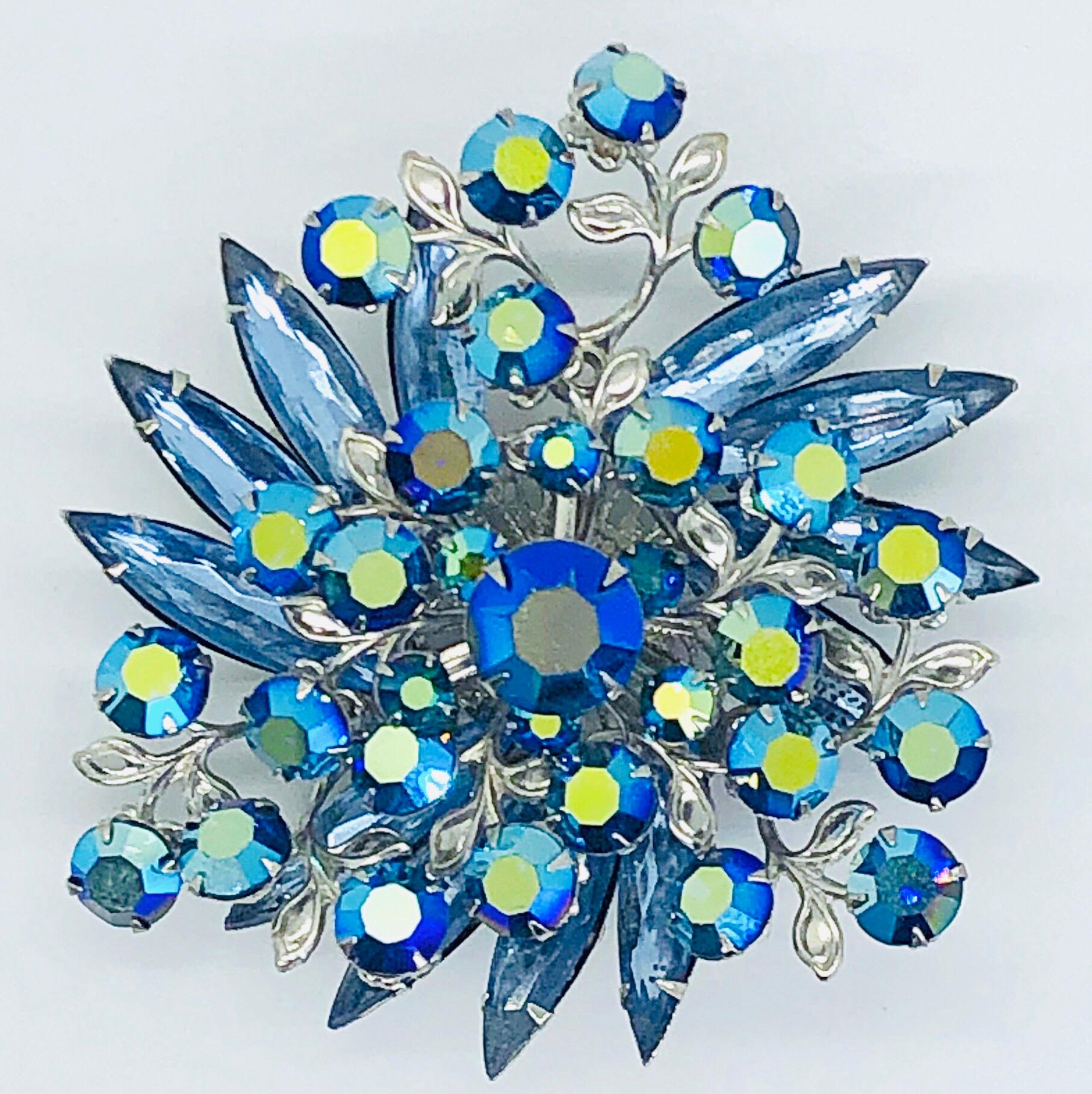 Beautiful 1950s Large Blue Rhinestone Crystal Silver Tone Vintage 50s Brooch Pin For Sale 4