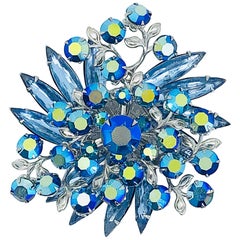 Magnifique broche vintage des années 1950 en cristal et strass bleu de couleur argentée