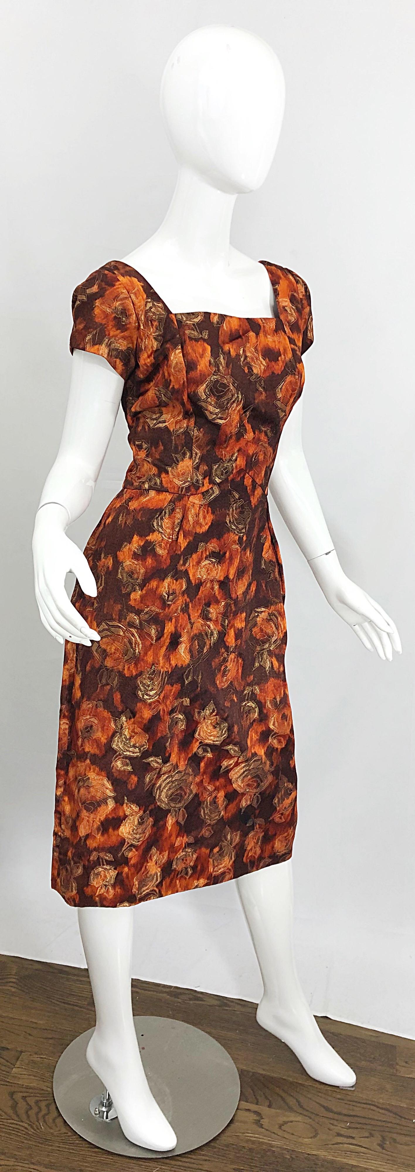 Magnifique robe et veste en brocart de soie marron, orange et doré à imprimé rose des années 1950 en vente 7