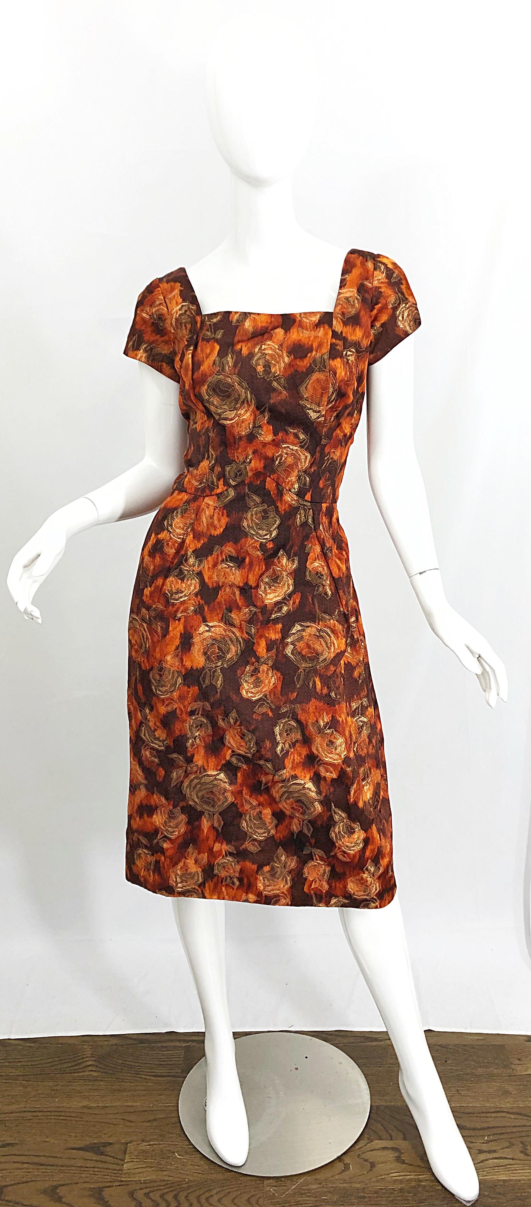 Schickes 1950er Demi Couture Kleid UND Jacke aus Seidenbrokat mit Rosendruck! Ein schöner Stoff mit herbstlichen Farben wie Braun, Orange und Gold. Pillbox-Jacke mit 3/4-Ärmeln, Knöpfen und Schnappverschlüssen. Das kurzärmelige Kleid hat einen