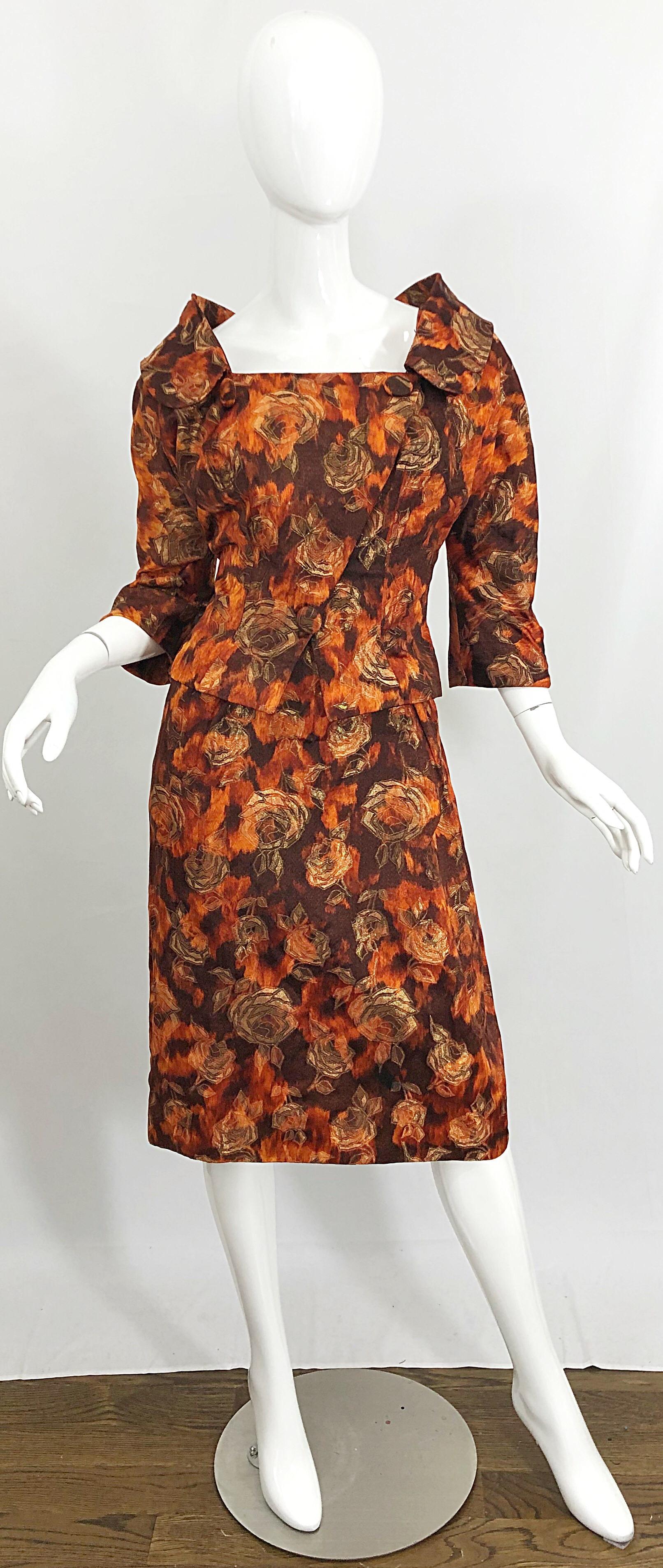 Marron Magnifique robe et veste en brocart de soie marron, orange et doré à imprimé rose des années 1950 en vente