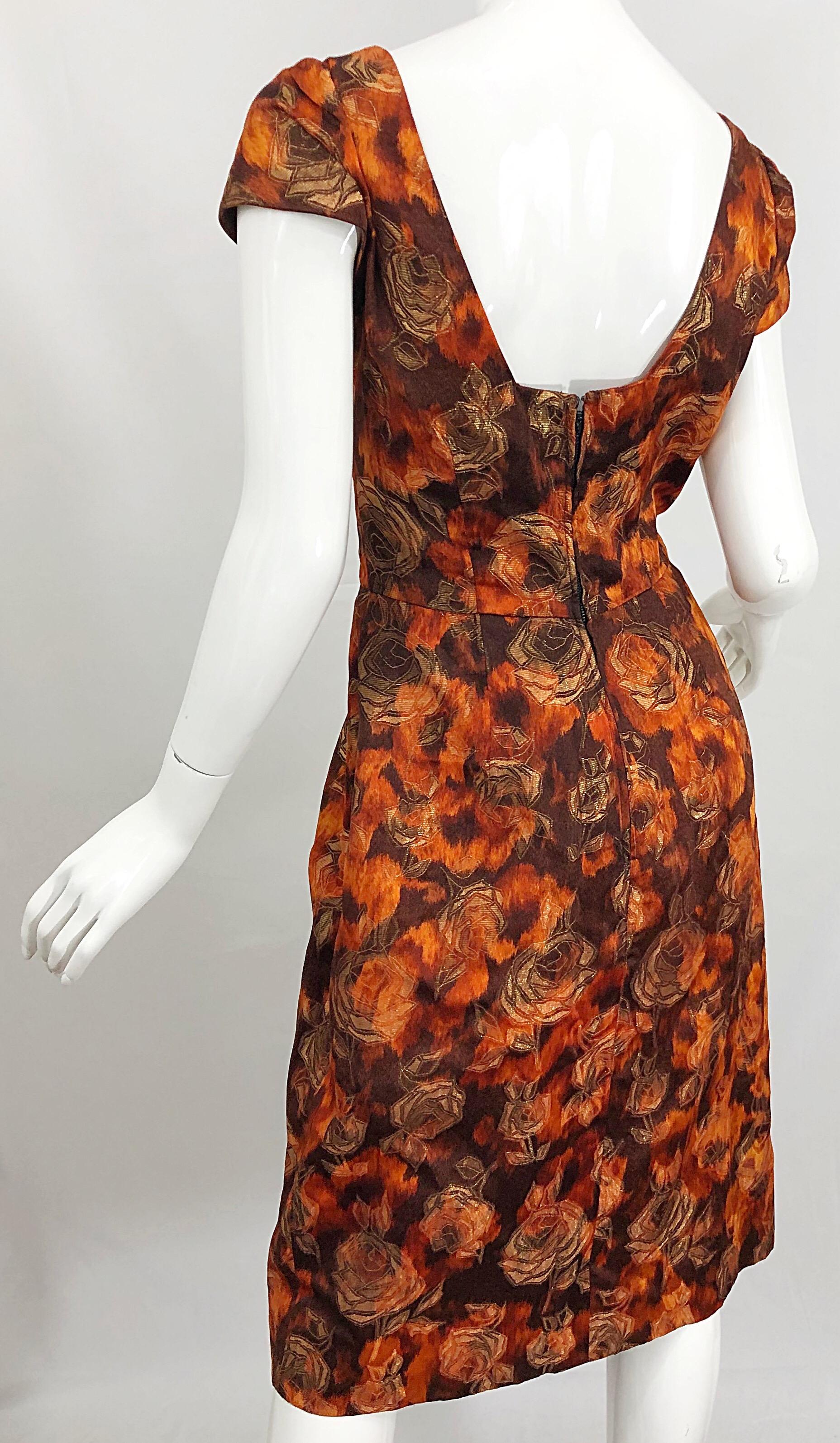 Schönes 1950er Jahre 50er Jahre Kleid und Jacke mit Rosendruck aus Seidenbrokat in Braun, Orange und Gold Damen im Angebot
