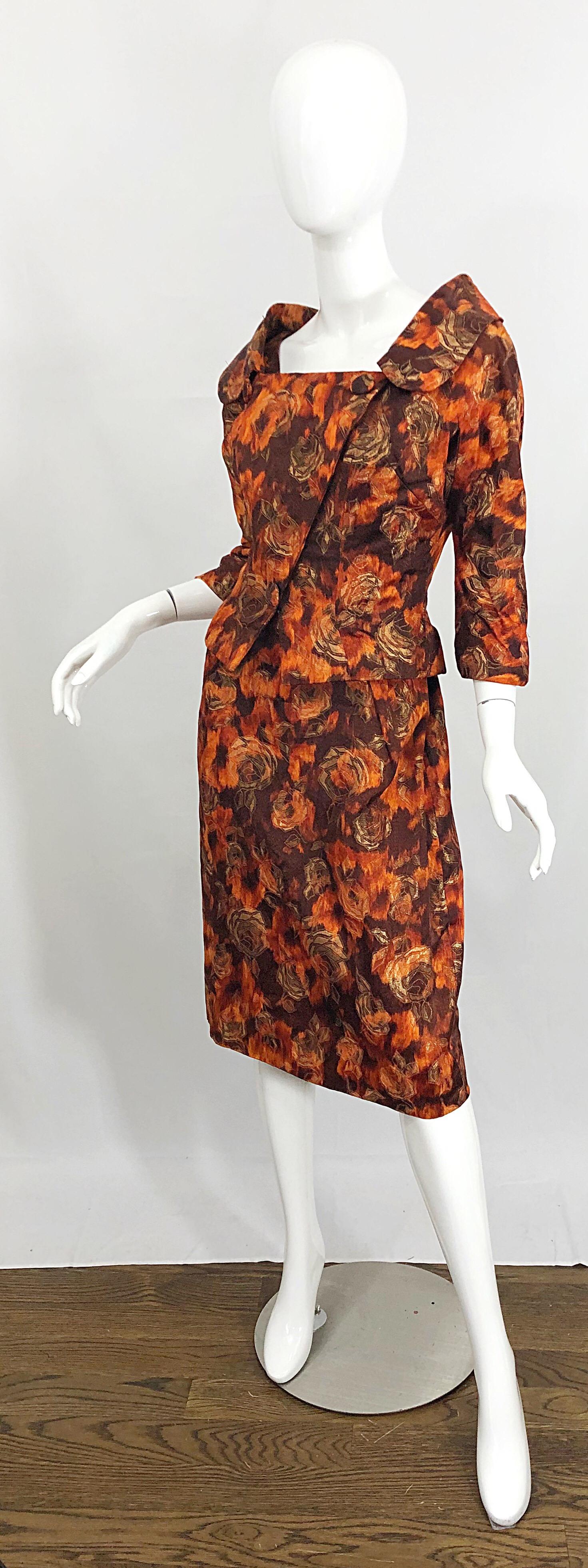 Magnifique robe et veste en brocart de soie marron, orange et doré à imprimé rose des années 1950 Pour femmes en vente