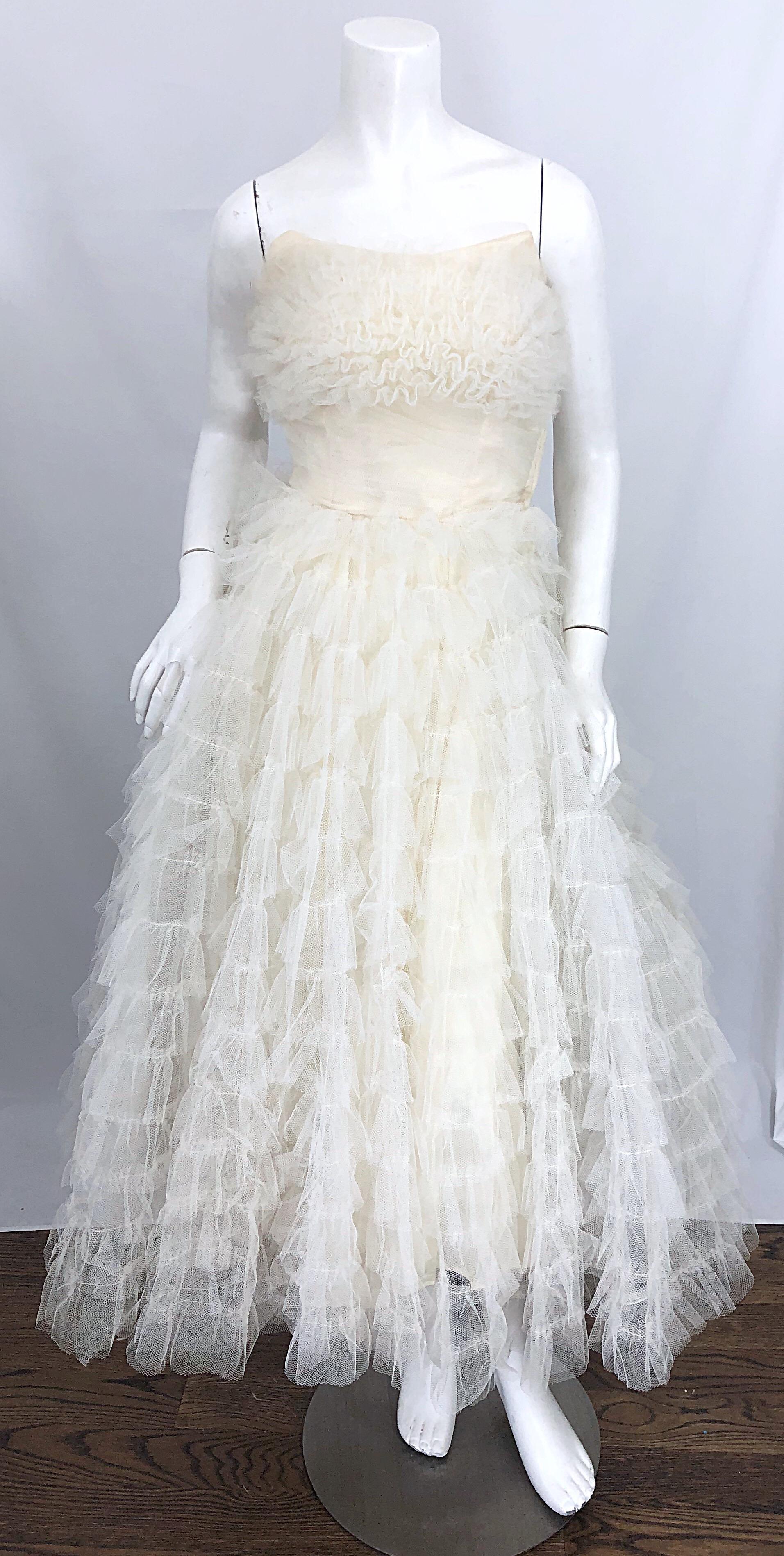 Absolutley atemberaubende 1950er Demi Couture weiß trägerlosen Tüll Kleid, oder Hochzeitskleid ! Der Rock ist mit meterlangem weißem Tüll überlagert. Der Tüll an der Büste ist so genäht, dass er wie Bänder aussieht. Avantgarde zeigt auf jede Seite.