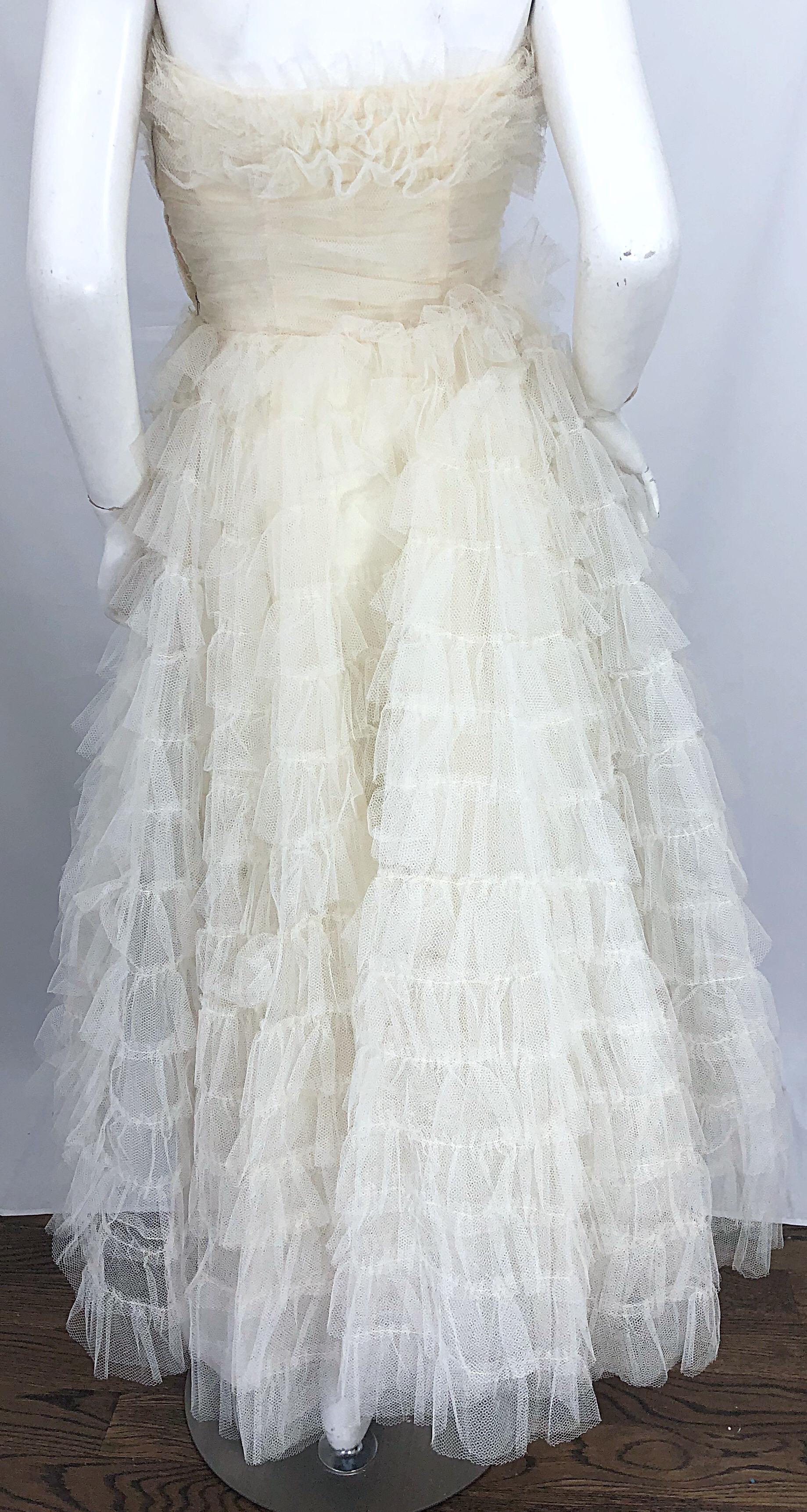 Schönes 1950er Weißes trägerloses Vintage 50er Jahre gestuftes Kleid aus Tüll Demi Couture im Angebot 1