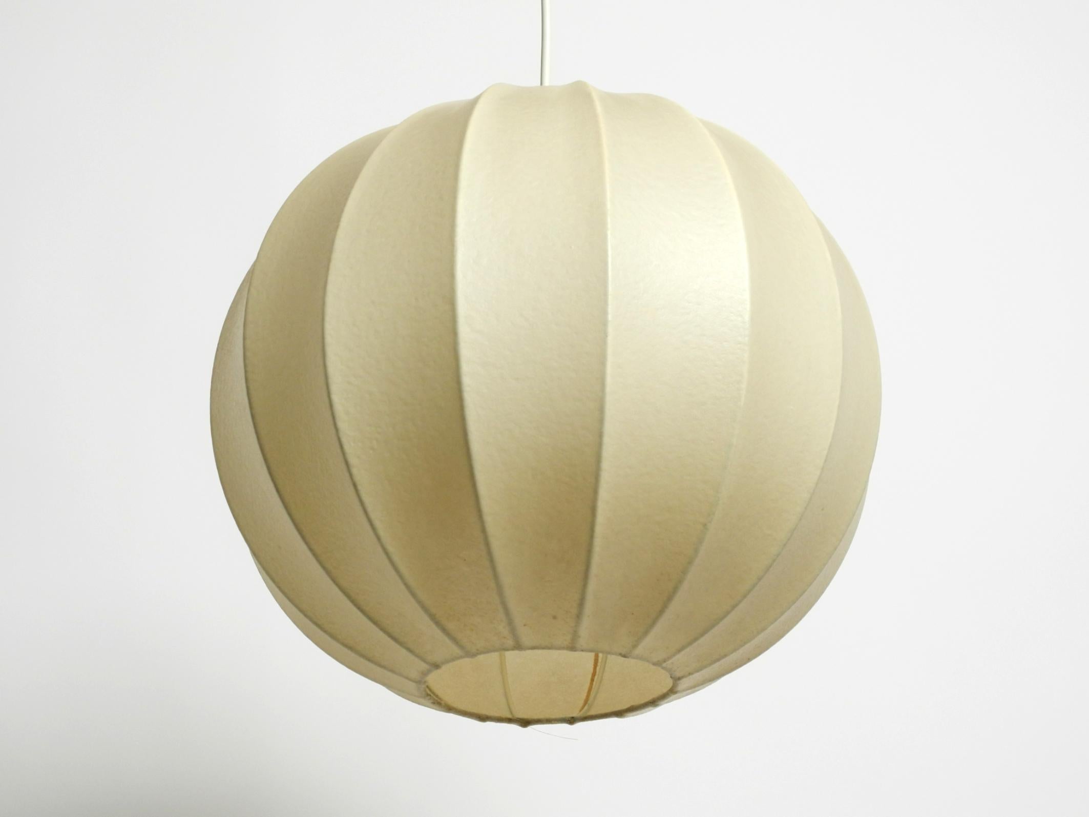 Beautiful 1960s ball cocoon ceiling lamp in very good original vintage condition For Sale 5