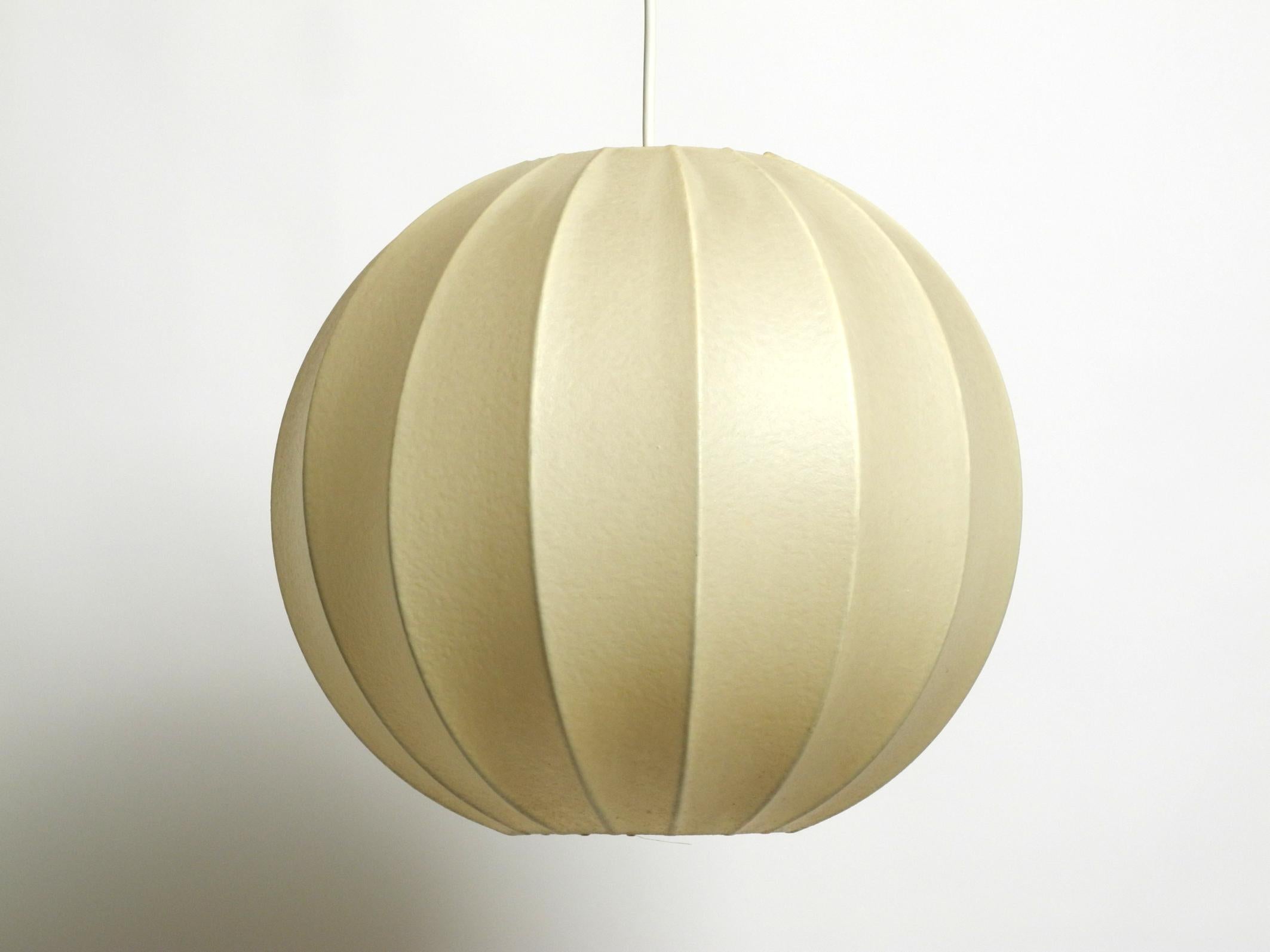 Beautiful 1960s ball cocoon ceiling lamp in very good original vintage condition For Sale 6