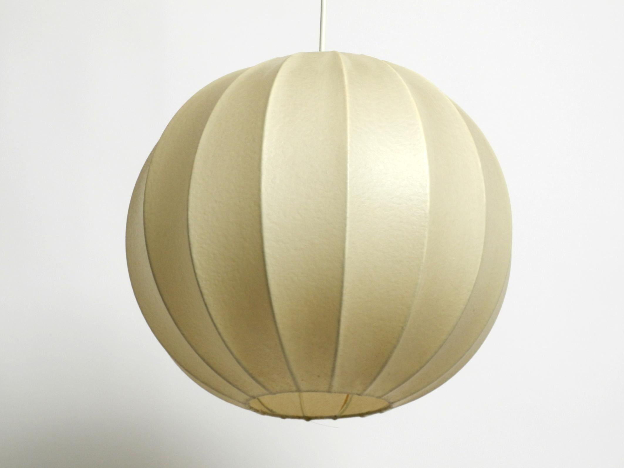 Beautiful 1960s ball cocoon ceiling lamp in very good original vintage condition For Sale 7