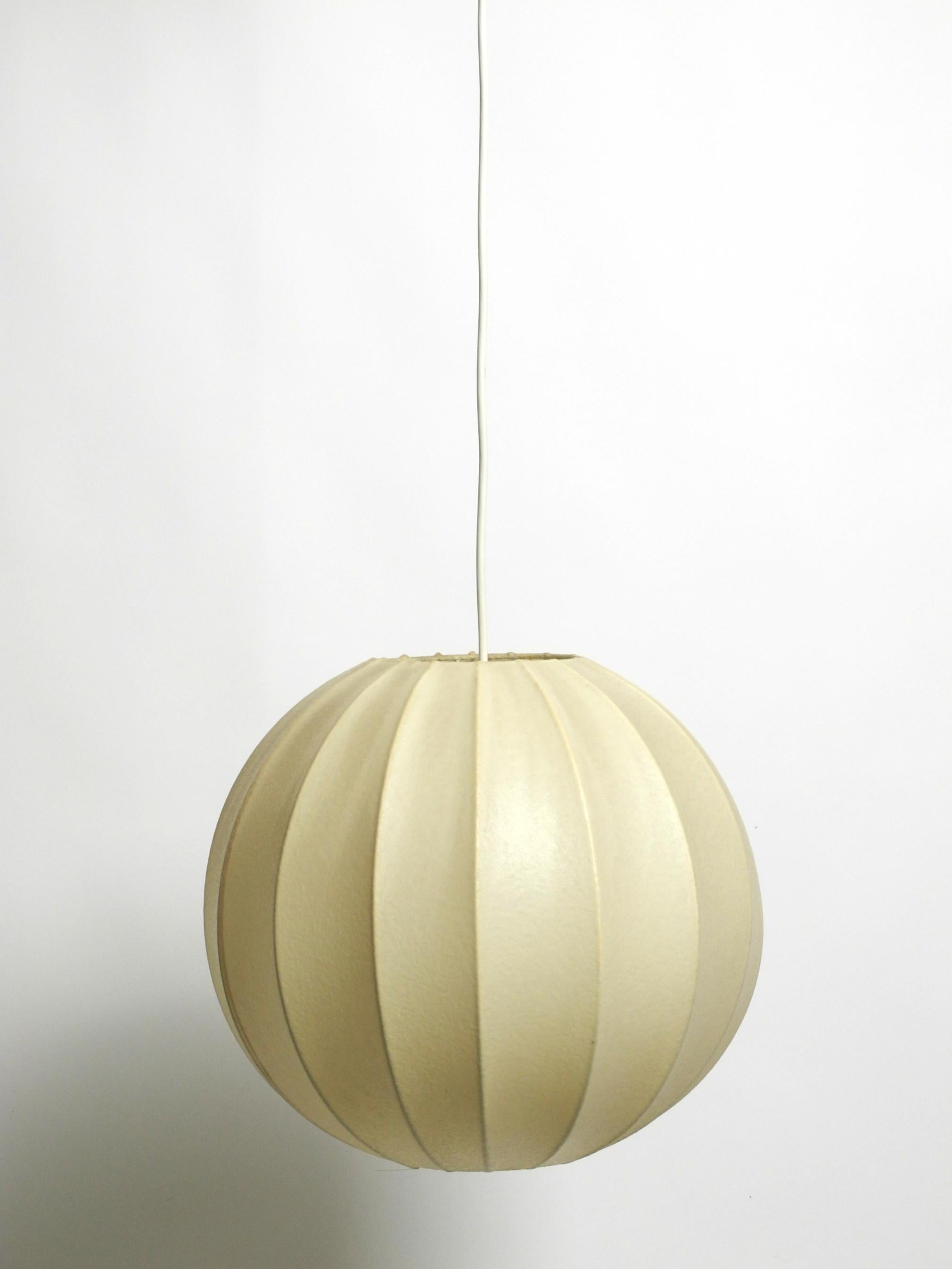 Beautiful 1960s ball cocoon ceiling lamp in very good original vintage condition For Sale 8