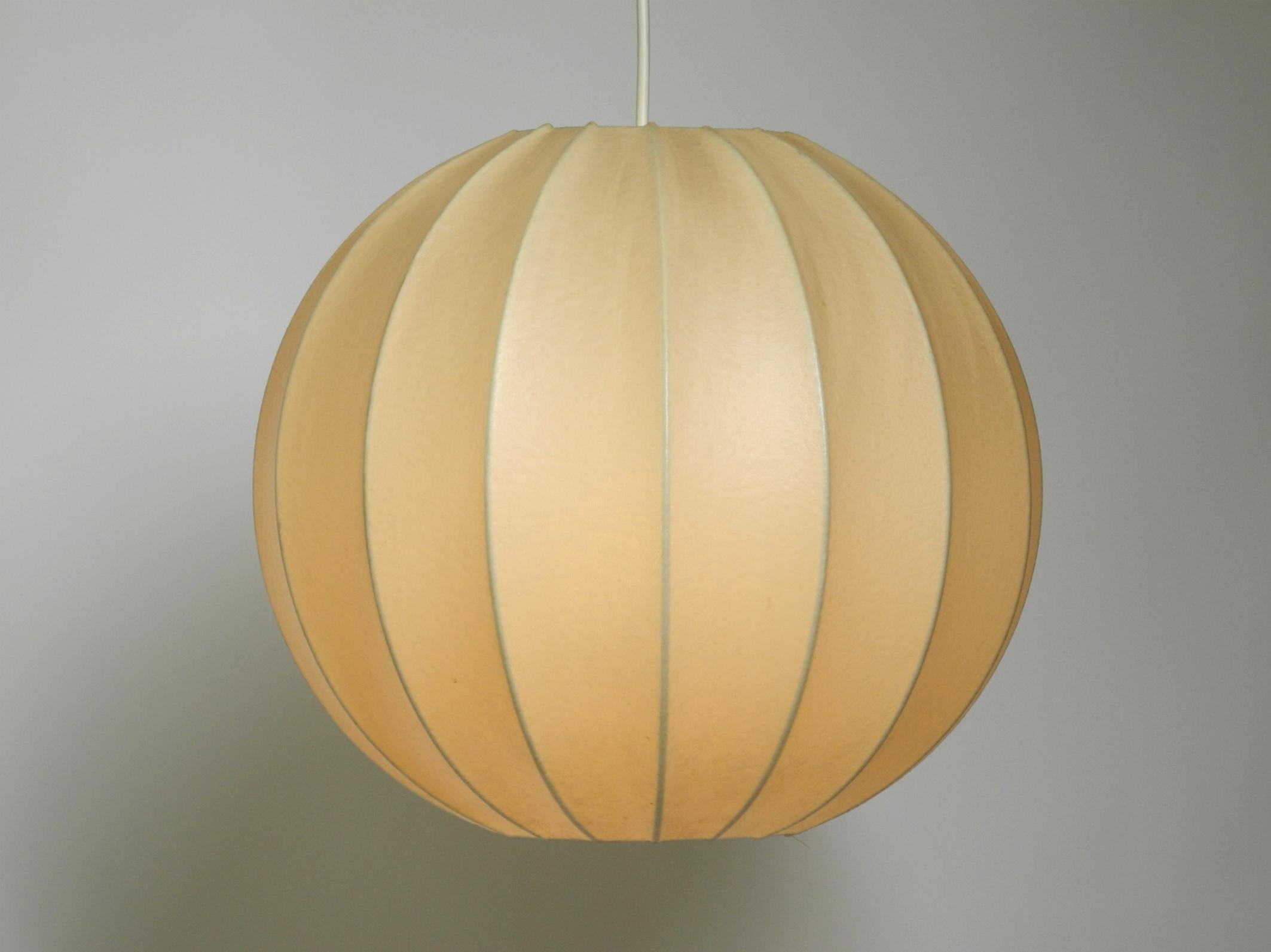 Beautiful 1960s ball cocoon ceiling lamp in very good original vintage condition For Sale 10