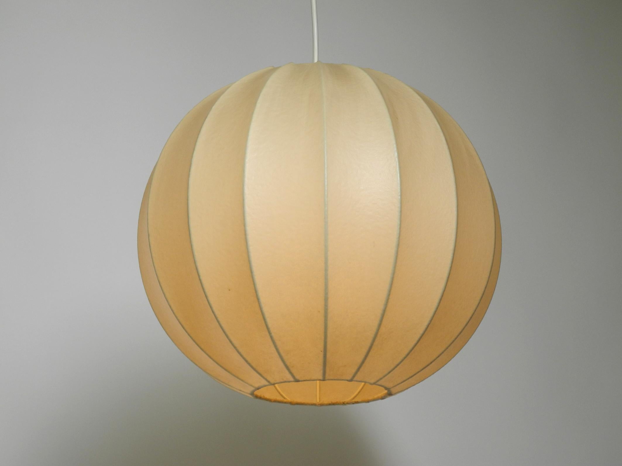 Beautiful 1960s ball cocoon pendant lamp in very good original vintage condition.
Great minimalist design. Creates a very pleasant warm light.
The lampshade has no damage. No holes or tears.
One original E27 brass socket and fully functional. With