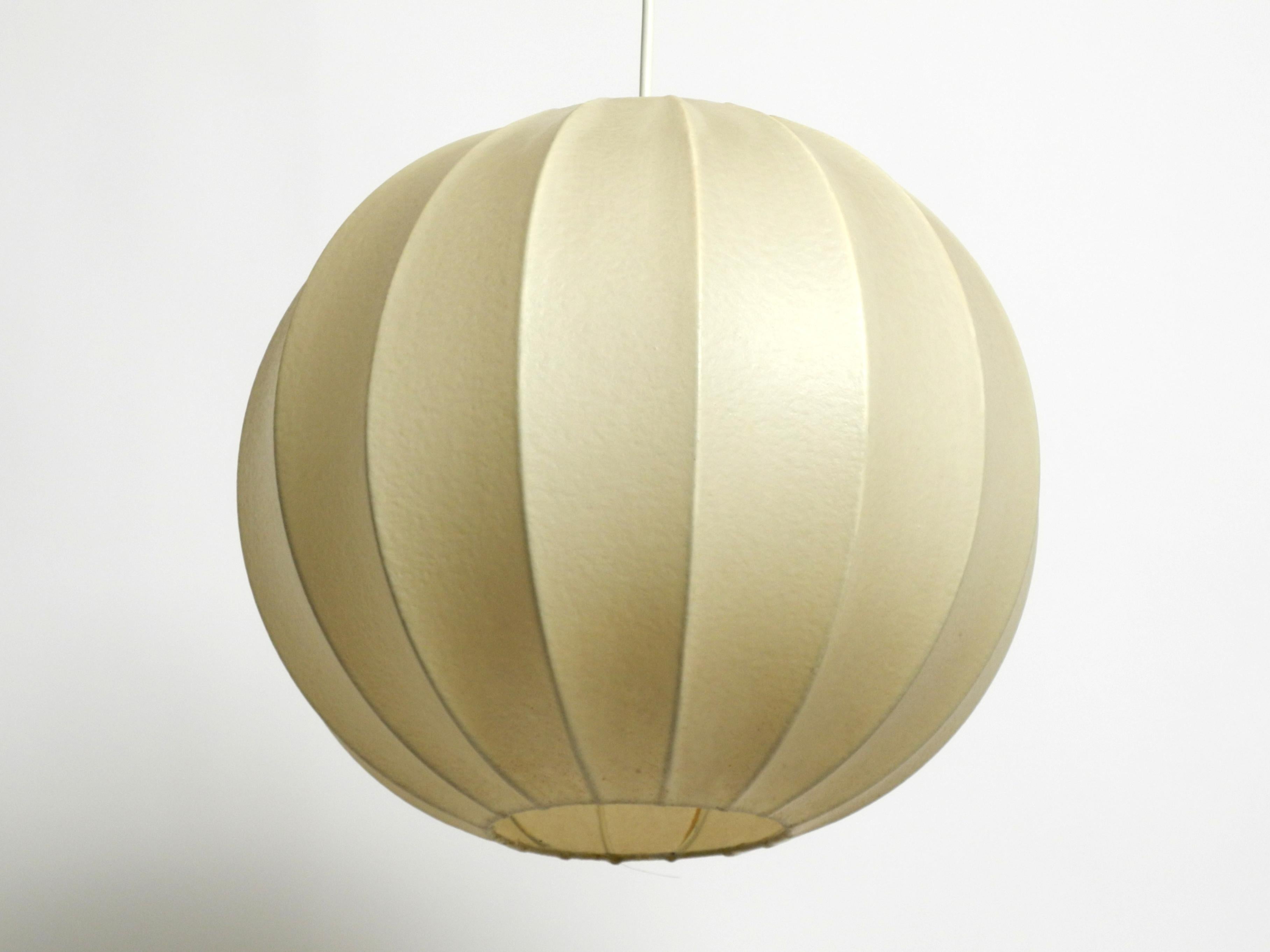 Beautiful 1960s ball cocoon ceiling lamp in very good original vintage condition In Good Condition For Sale In München, DE