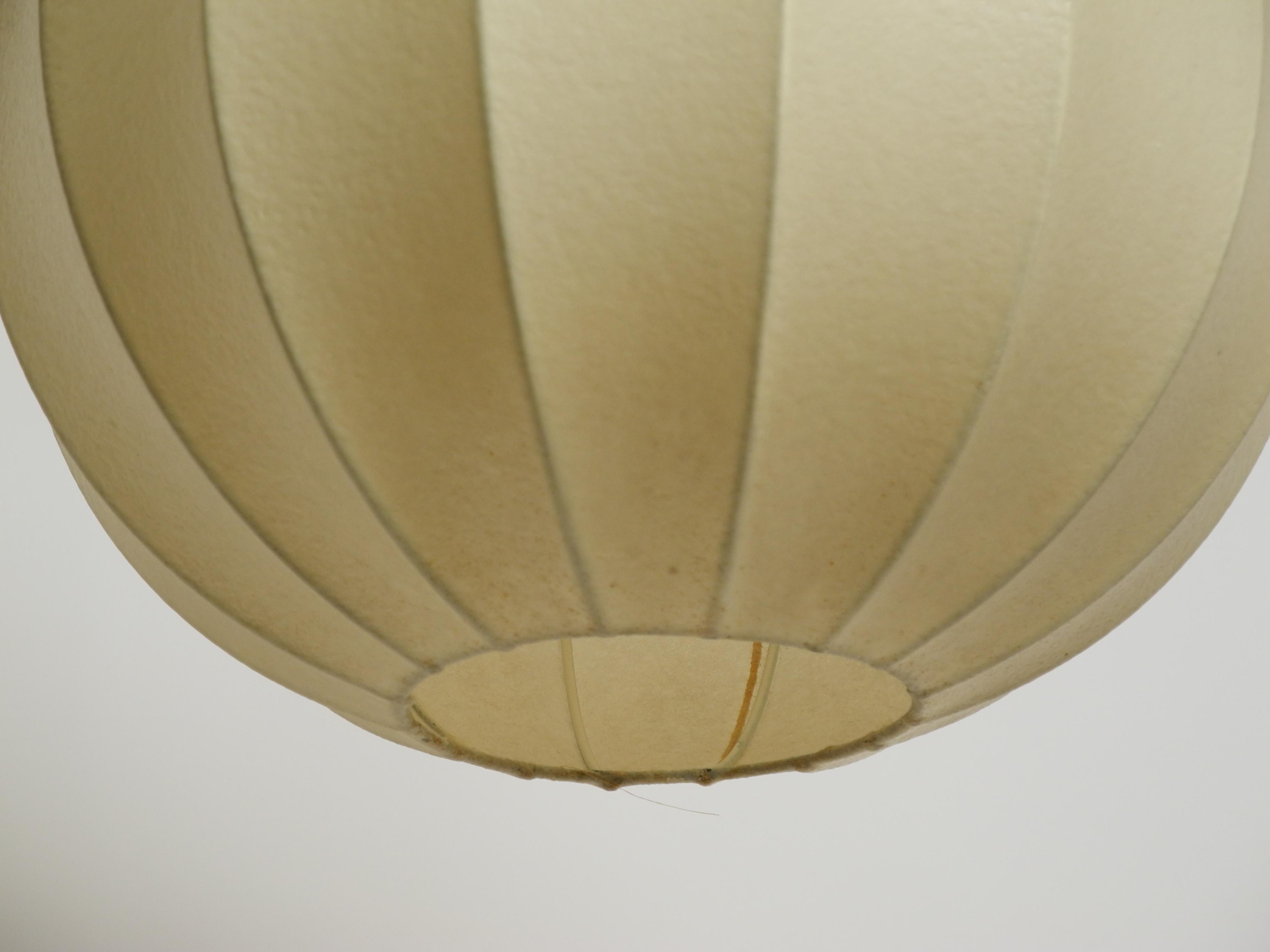 Metal Beautiful 1960s ball cocoon ceiling lamp in very good original vintage condition For Sale