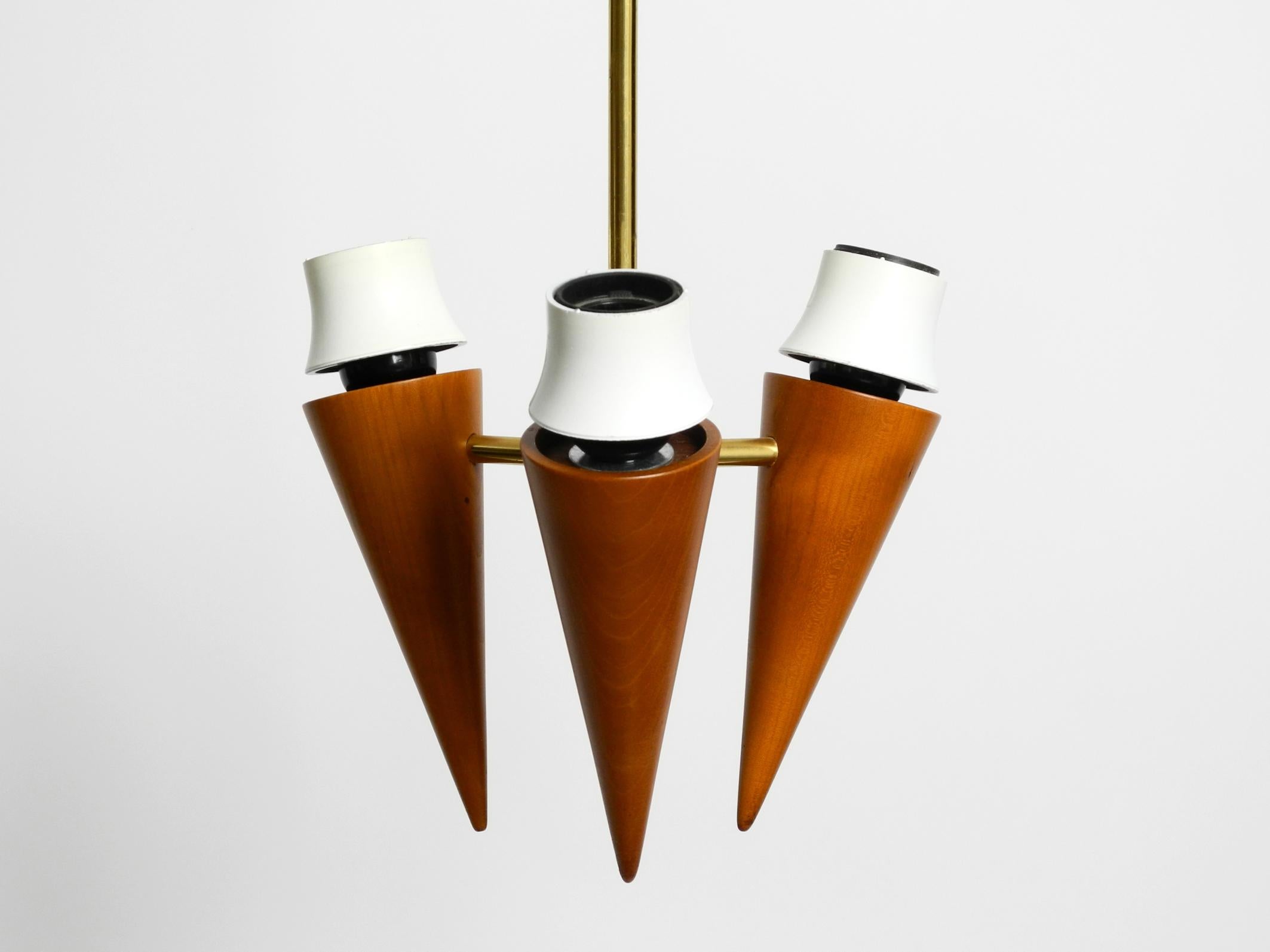 Schöne 1960er Deckenlampe aus Messing, Kirschholz mit großen Glasschirmen  im Angebot 5