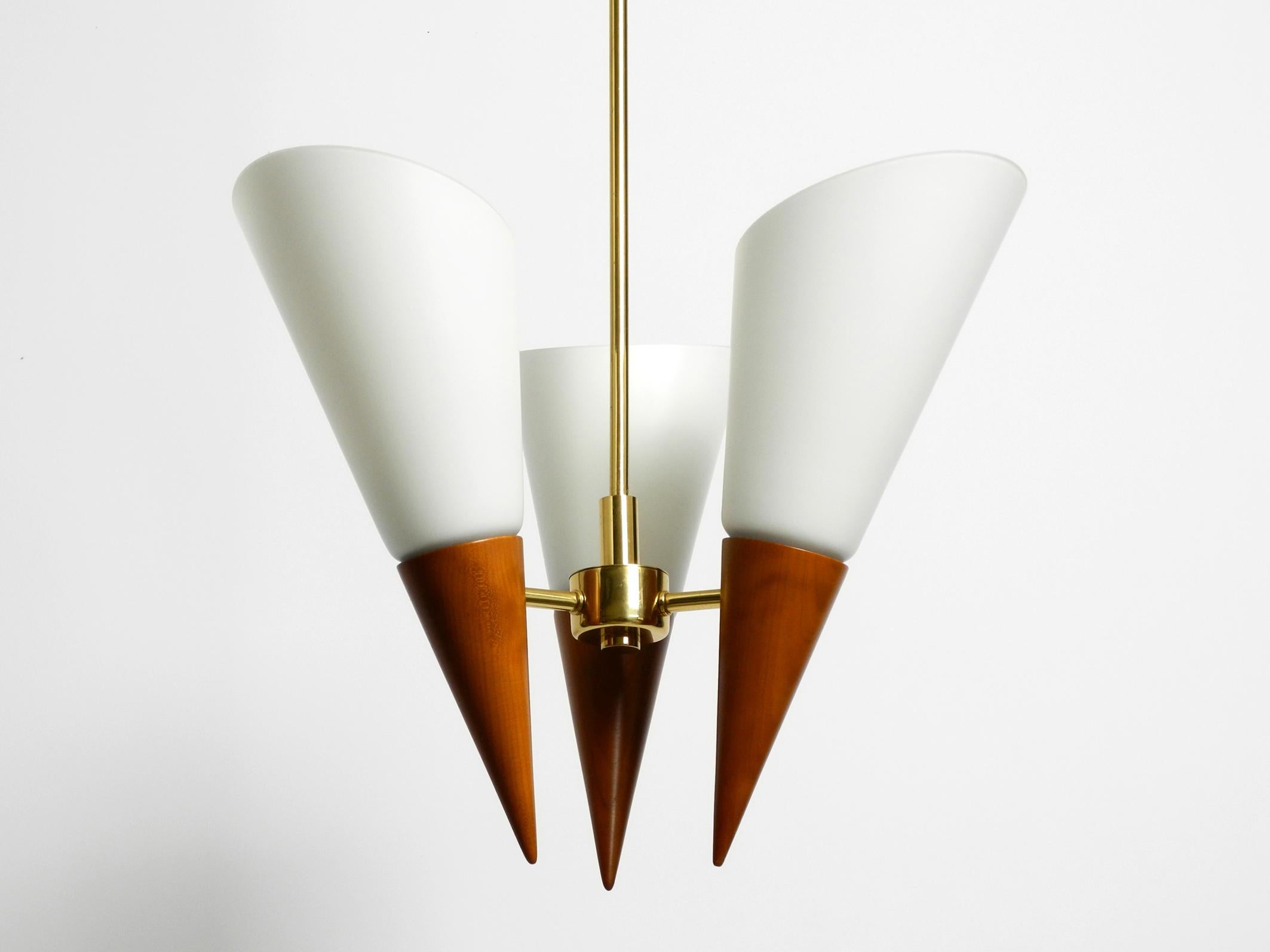 Schöne 1960er Deckenlampe aus Messing, Kirschholz mit großen Glasschirmen  im Angebot 7