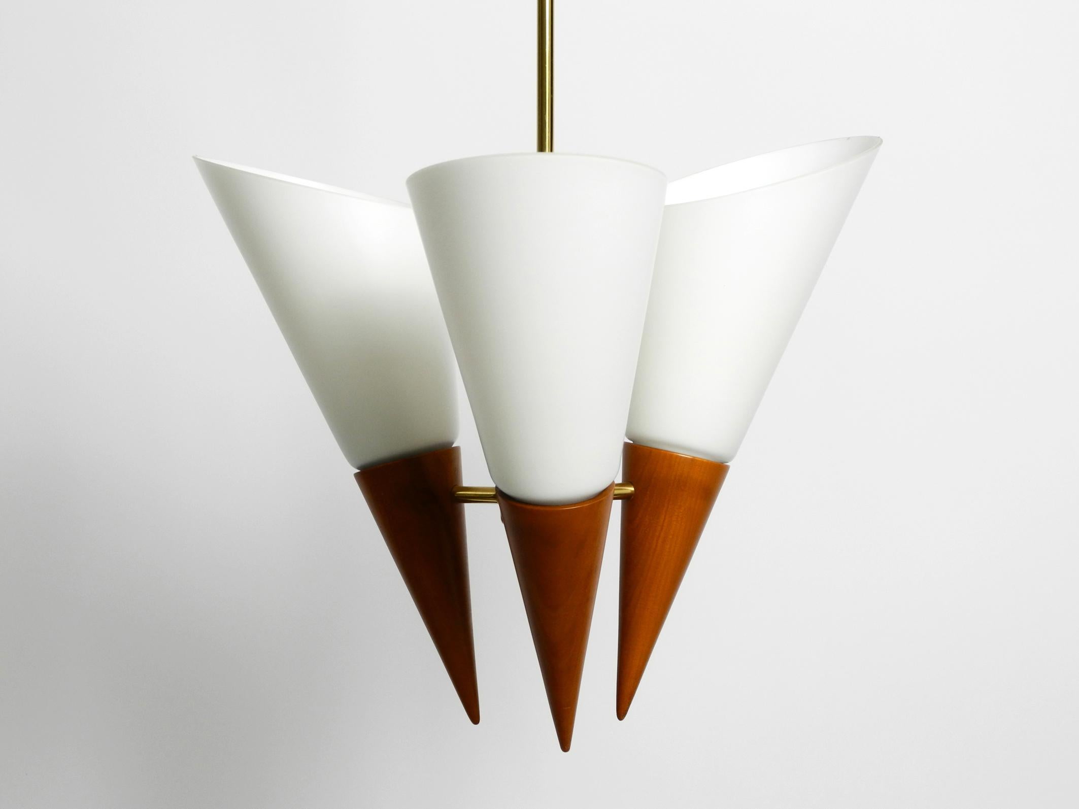 Schöne 1960er Deckenlampe aus Messing, Kirschholz mit großen Glasschirmen  im Angebot 8