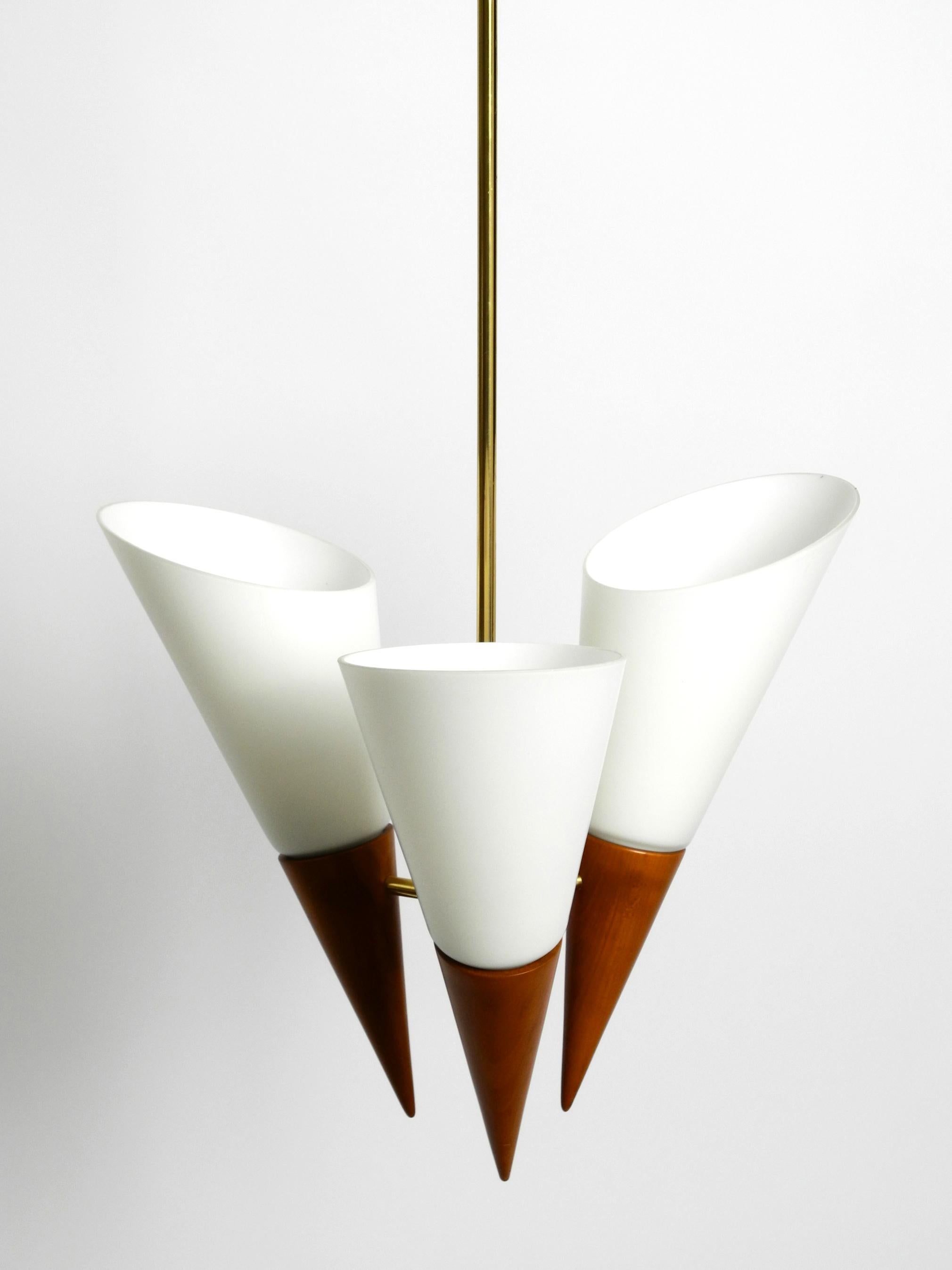 Schöne 1960er Deckenlampe aus Messing, Kirschholz mit großen Glasschirmen  im Angebot 10