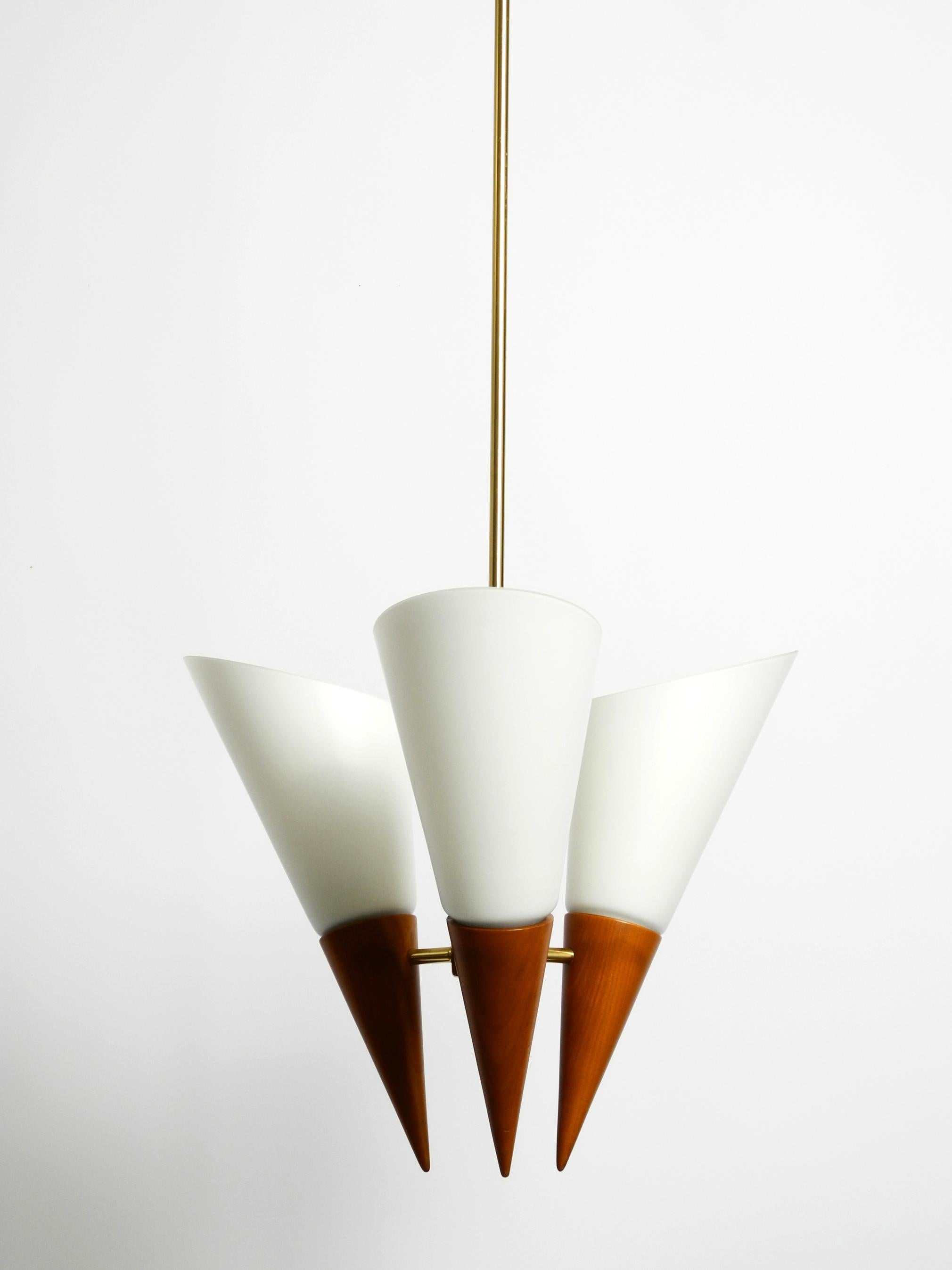 Schöne 1960er Deckenlampe aus Messing, Kirschholz mit großen Glasschirmen  im Angebot 11