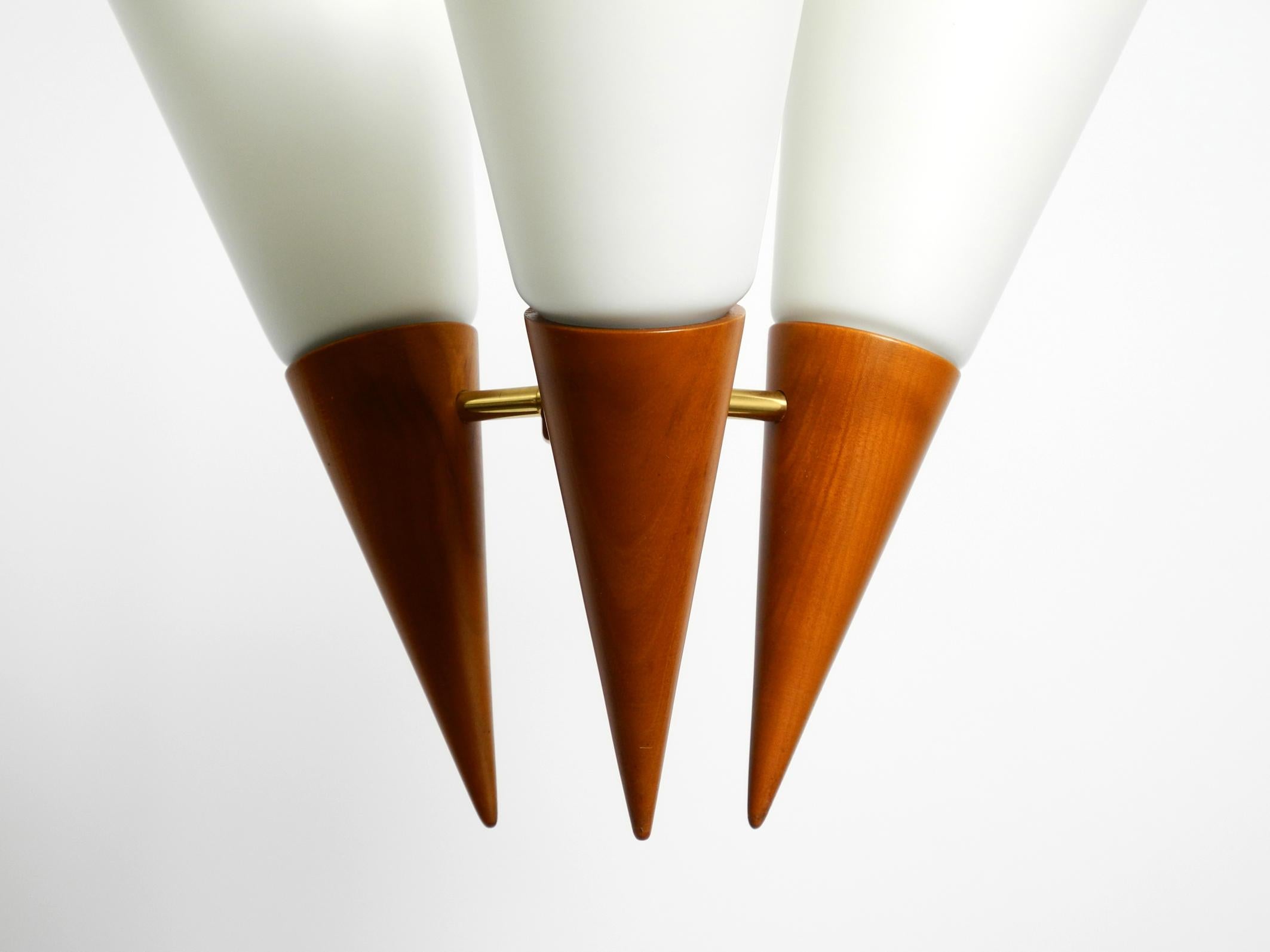 Schöne 1960er Deckenlampe aus Messing, Kirschholz mit großen Glasschirmen  im Angebot 1