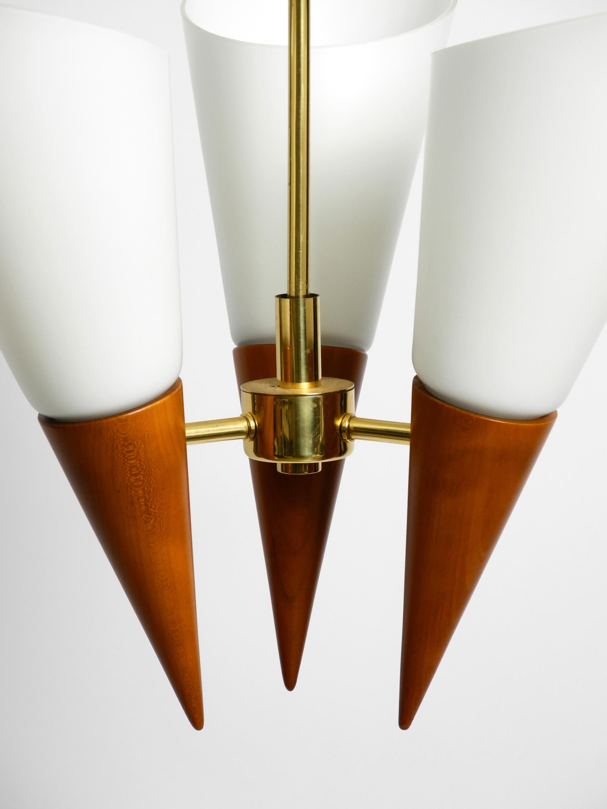 Schöne 1960er Deckenlampe aus Messing, Kirschholz mit großen Glasschirmen  im Angebot 2