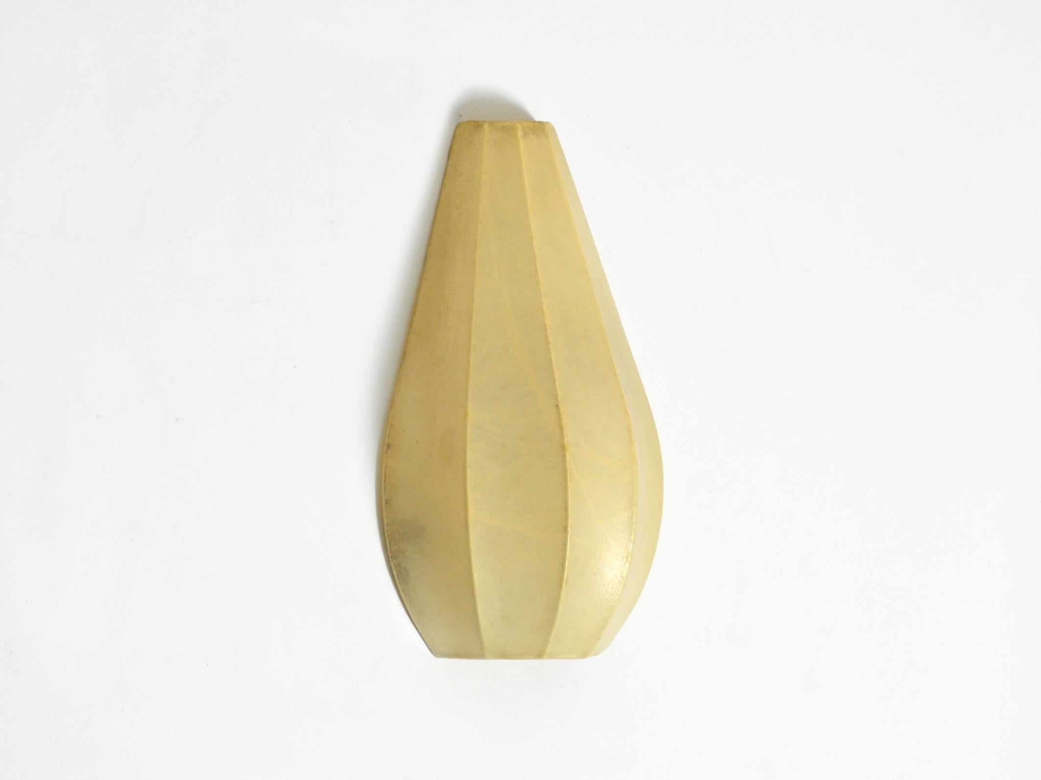 Schöne tropfenförmige Kokon-Wandleuchte aus den 1960er Jahren mit Zugschalter.
In sehr gutem Vintage-Zustand. Großartiges minimalistisches Design.
Erzeugt ein sehr angenehmes, warmes Licht.
Eine originale E14-Fassung.
Kann mit oder ohne Zugschalter