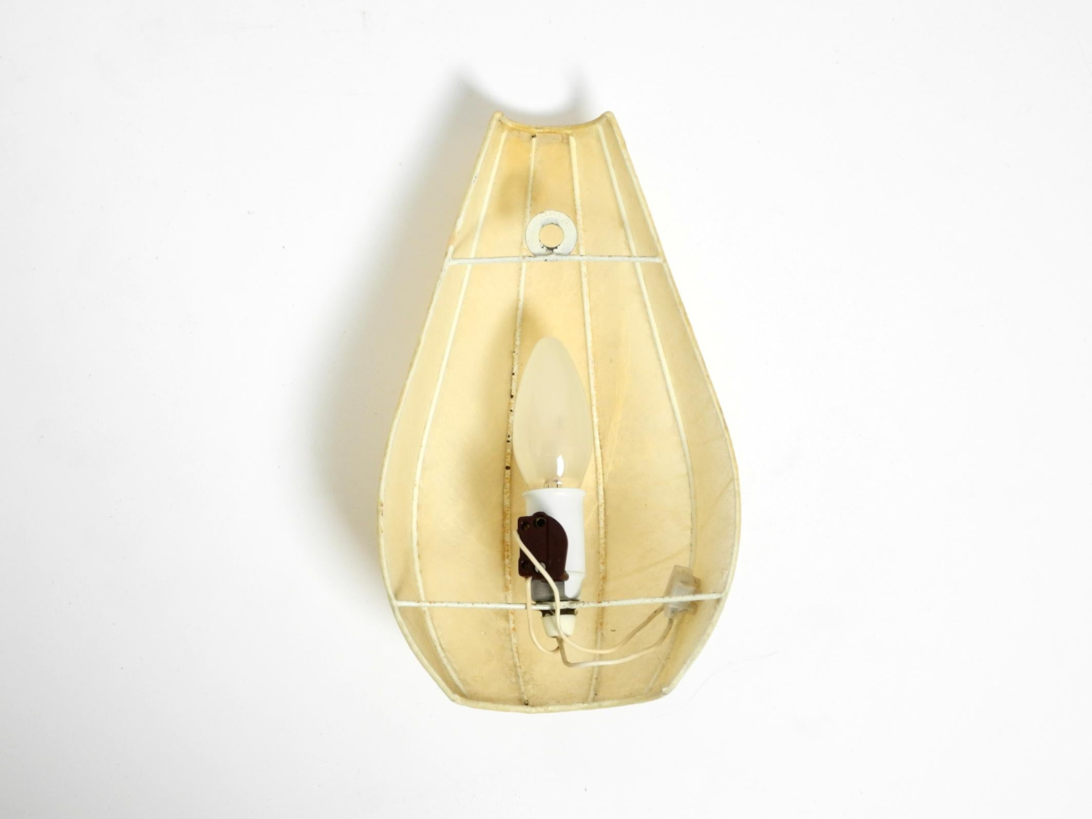 Schöne 1960er Cocoon Wandlampe mit Zugschalter (Mitte des 20. Jahrhunderts) im Angebot