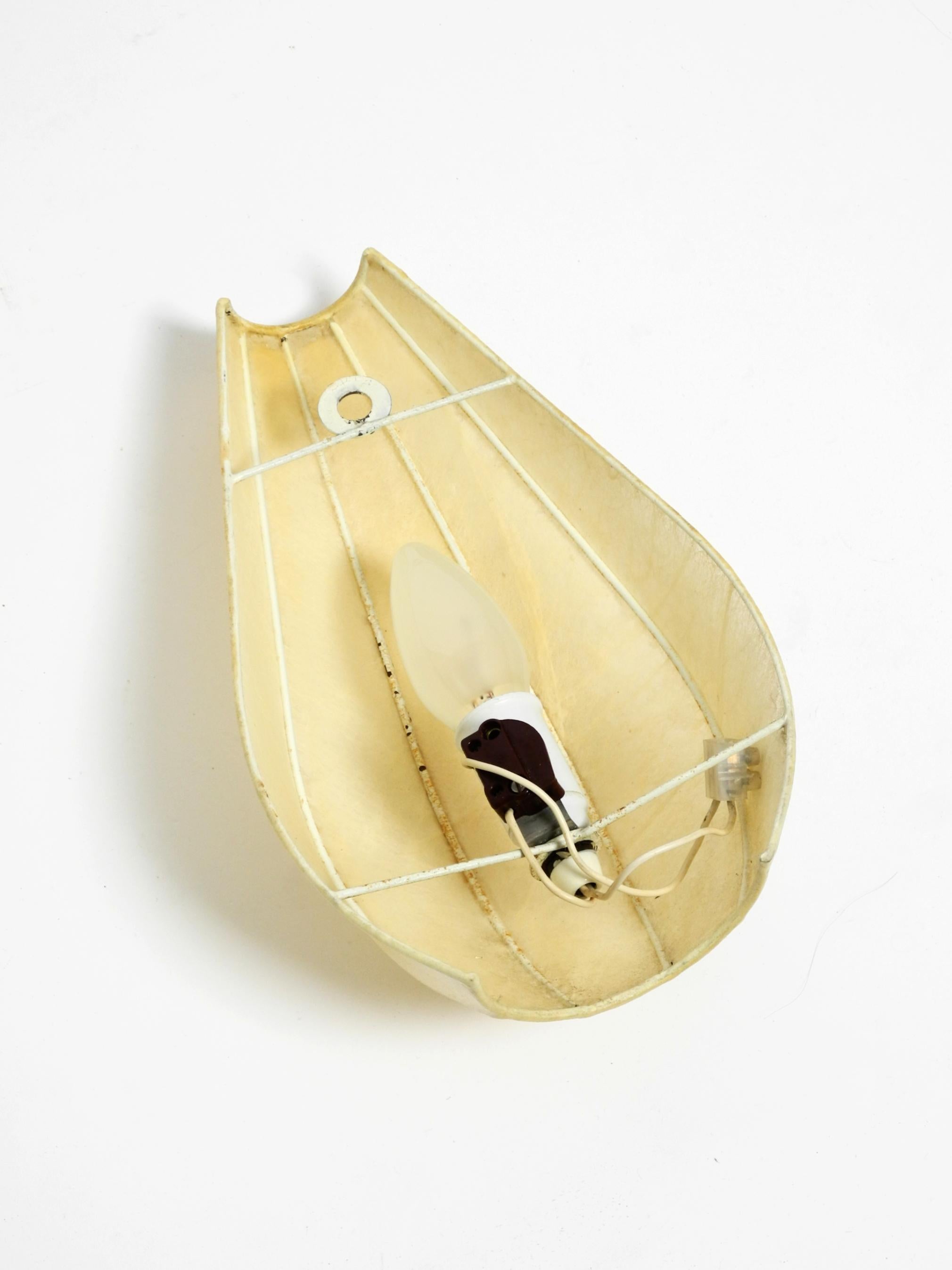 Schöne 1960er Cocoon Wandlampe mit Zugschalter (Metall) im Angebot