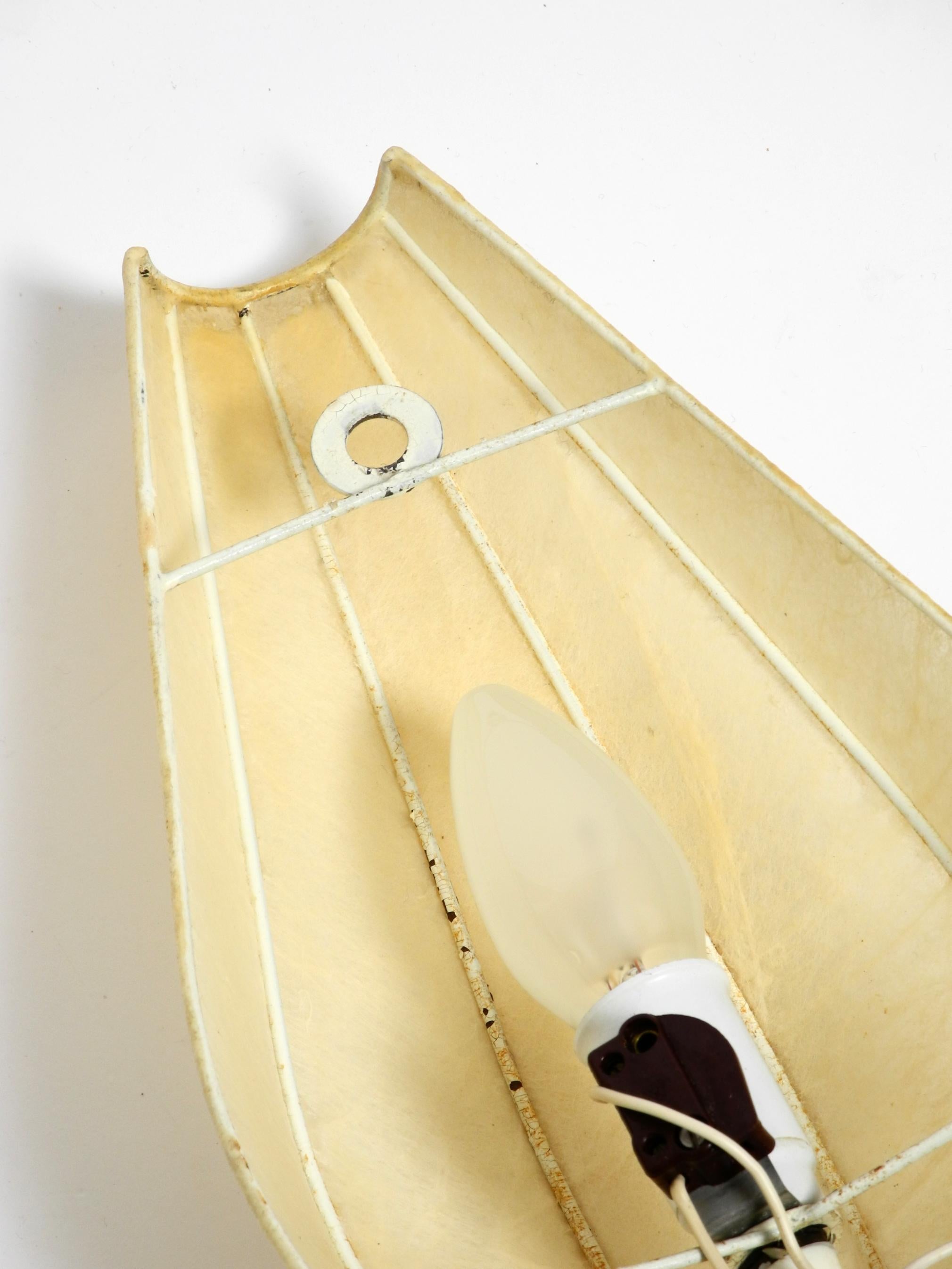 Schöne 1960er Cocoon Wandlampe mit Zugschalter im Angebot 1