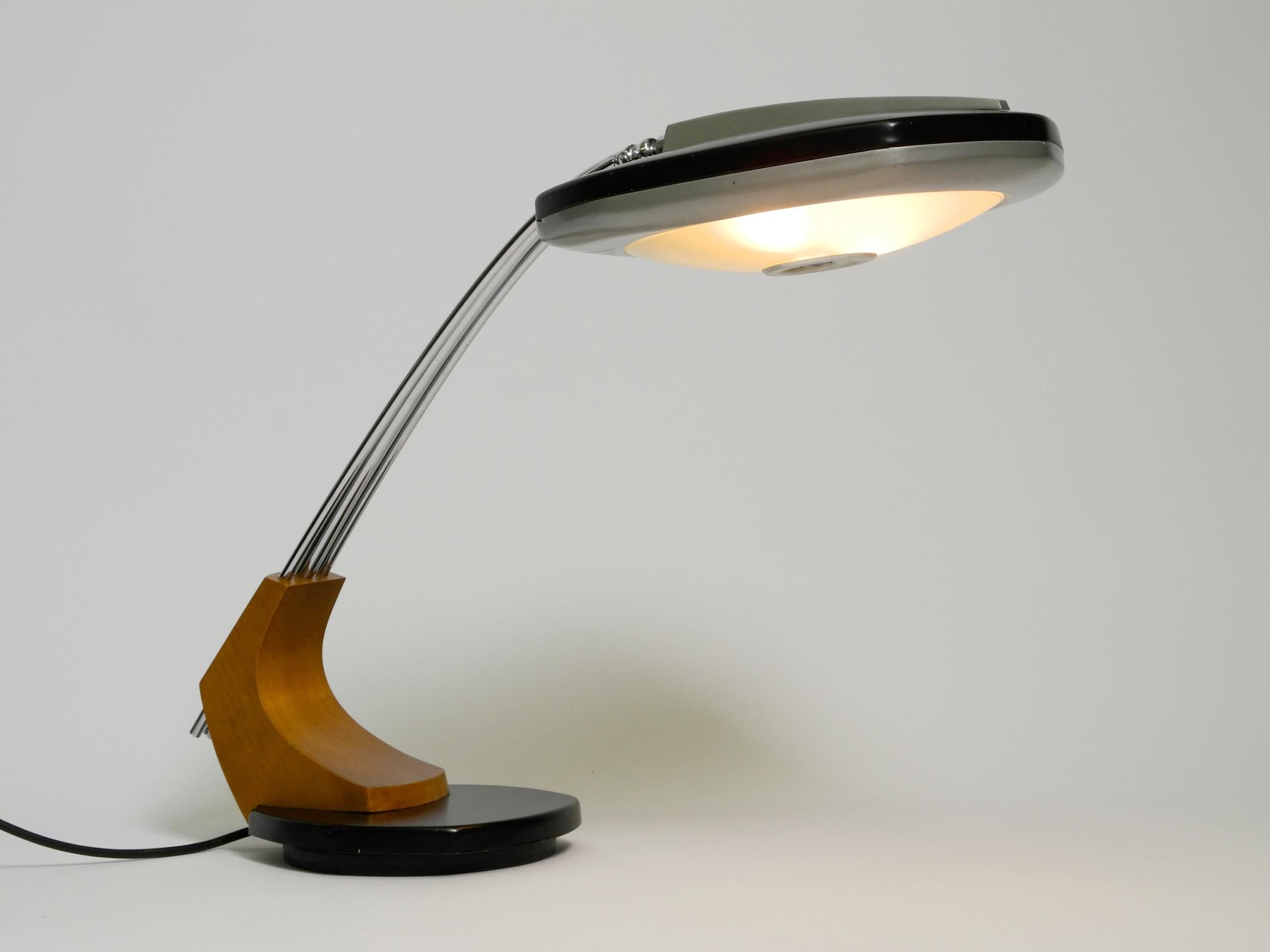 Beautiful original Fase table lamp from the 1960s, model FALUX.
Older model with switch on the cable and metal sockets.
Premium industrial design made in Spain.
Very nice futuristic design with many unusual technical details.
Black lacquered