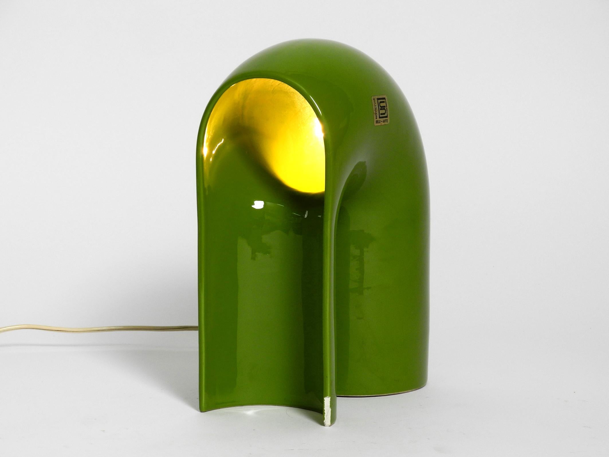 Stunning beautiful 1960s green Pop Art Space Age high glossy ceramic table lamp.
Manufactured by Sele-Arte. Made in Italy.
Minimalistic organic sculptural design. Also an interesting decorative object without light.
One E14 socket. Very pleasant