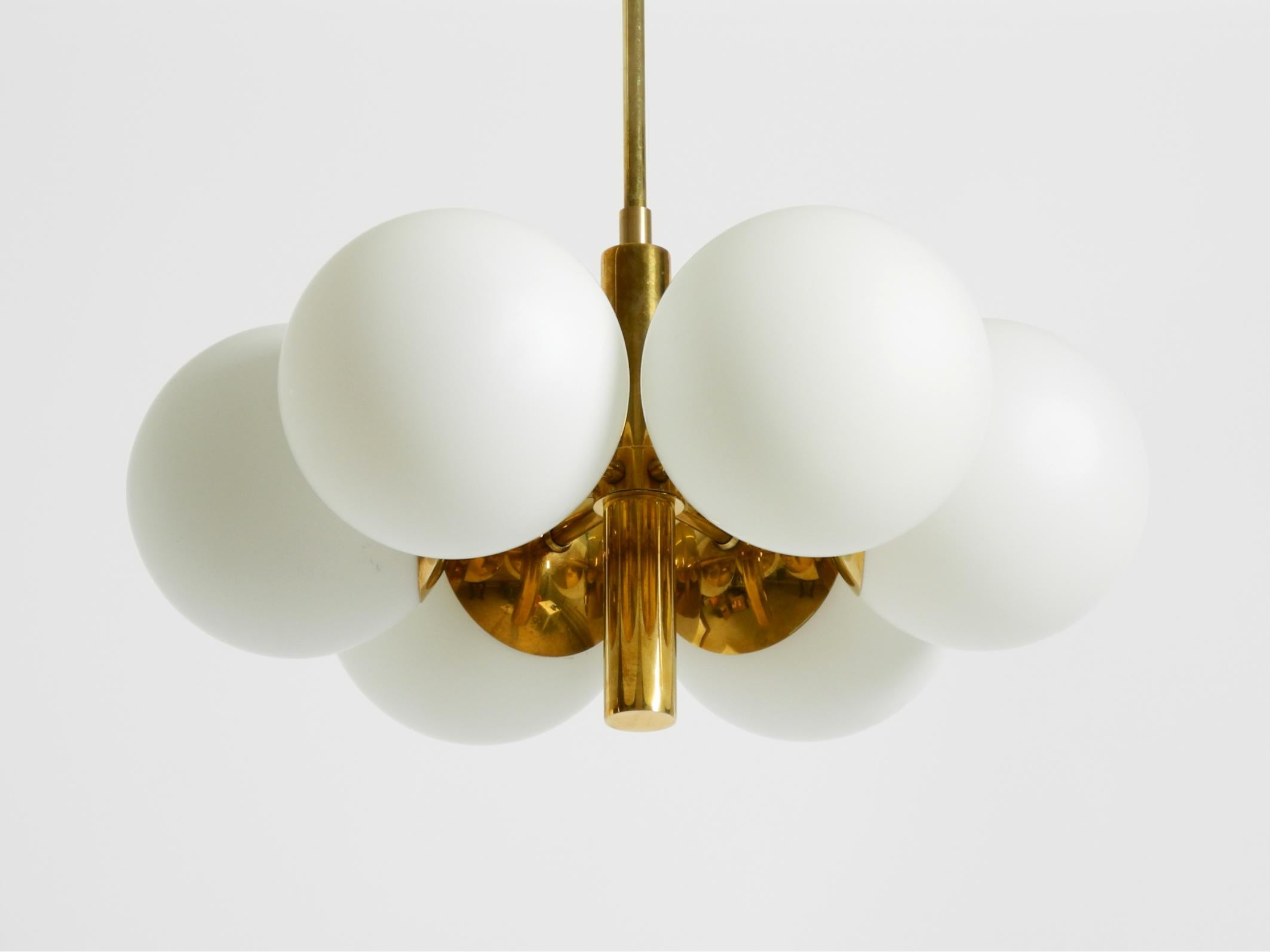 Beautiful Kaiser Leuchten ceiling lamp with six opal glass shades.
Superb sixties Space Age design, entirely made of brass.
Excellent vintage condition with no damage. Lovely, light patina.
100% original and fully functional.
Six E14 sockets for