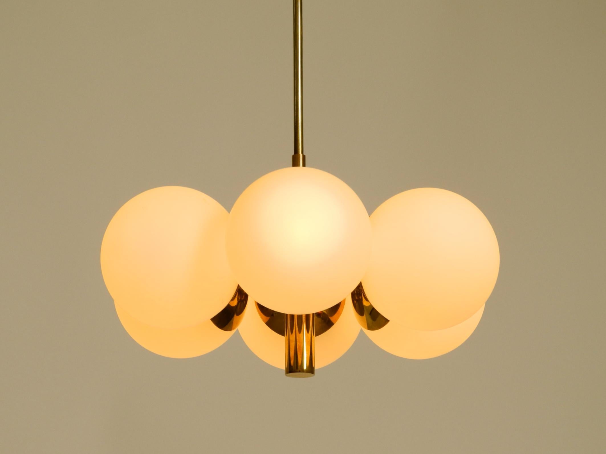 Milieu du XXe siècle Beautiful 1960s Kaiser Leuchten brass ceiling lamp with 6 opal glass shades en vente