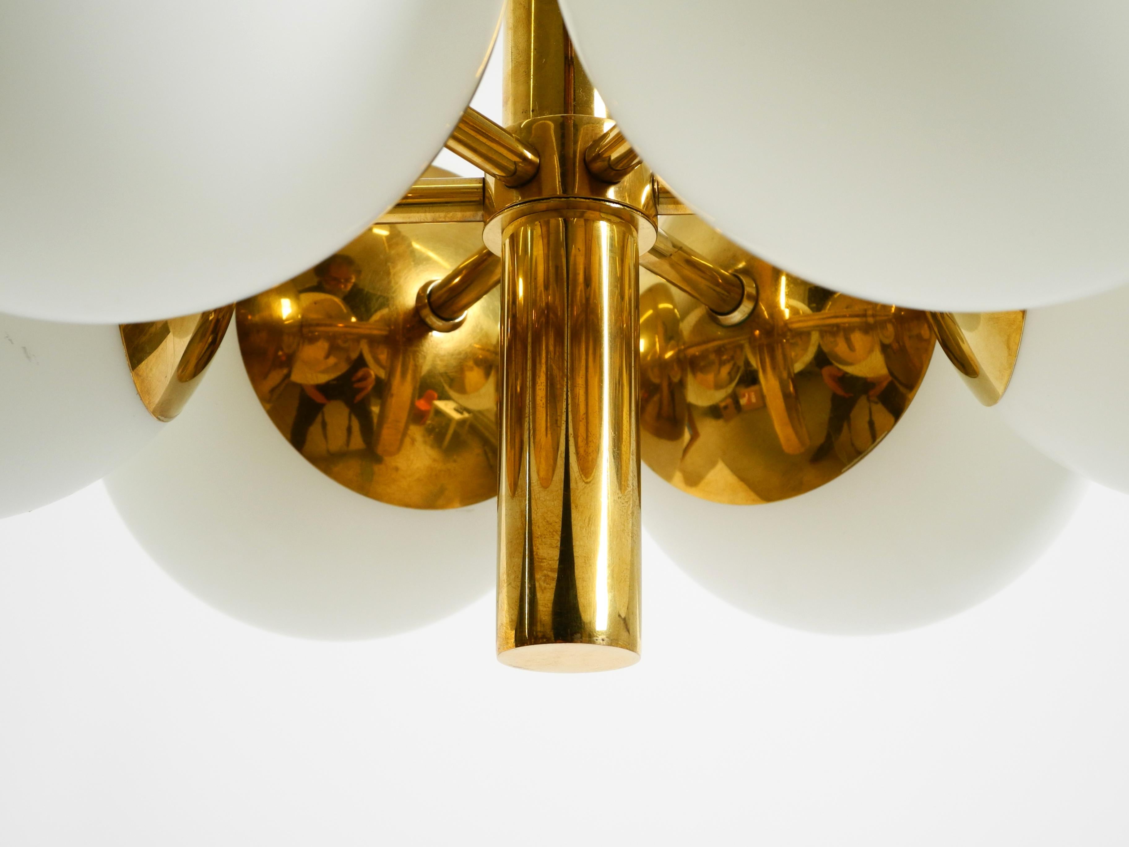 Beautiful 1960s Kaiser Leuchten brass ceiling lamp with 6 opal glass shades en vente 2