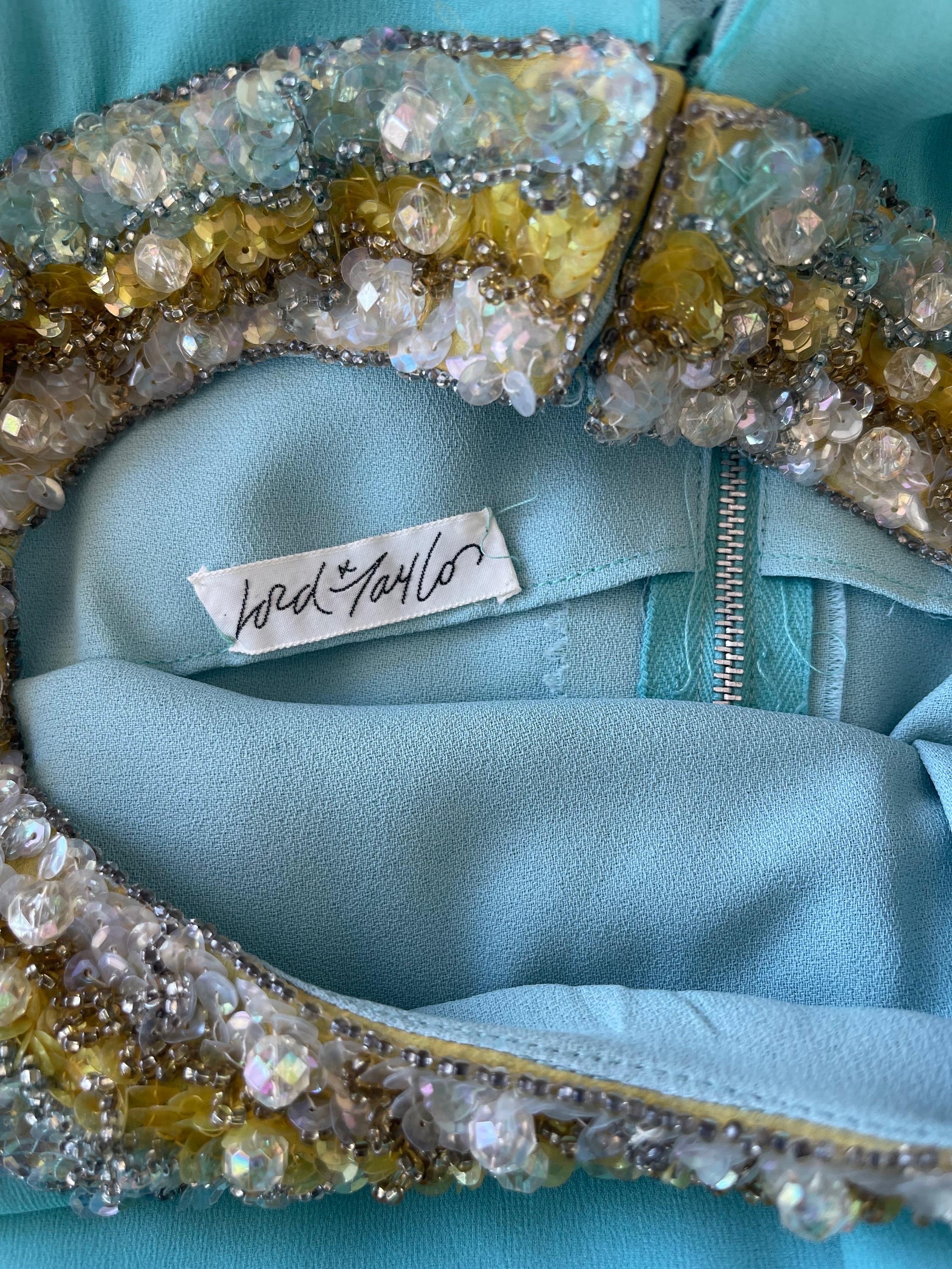 ¡Precioso vestido vintage de los años 60 de Lord & Taylor de gasa de seda azul turquesa con cuentas e incrustaciones de lentejuelas! Miles de lentejuelas, cristales, pedrería y abalorios cosidos a mano alrededor del escote y los brazos. Cremallera