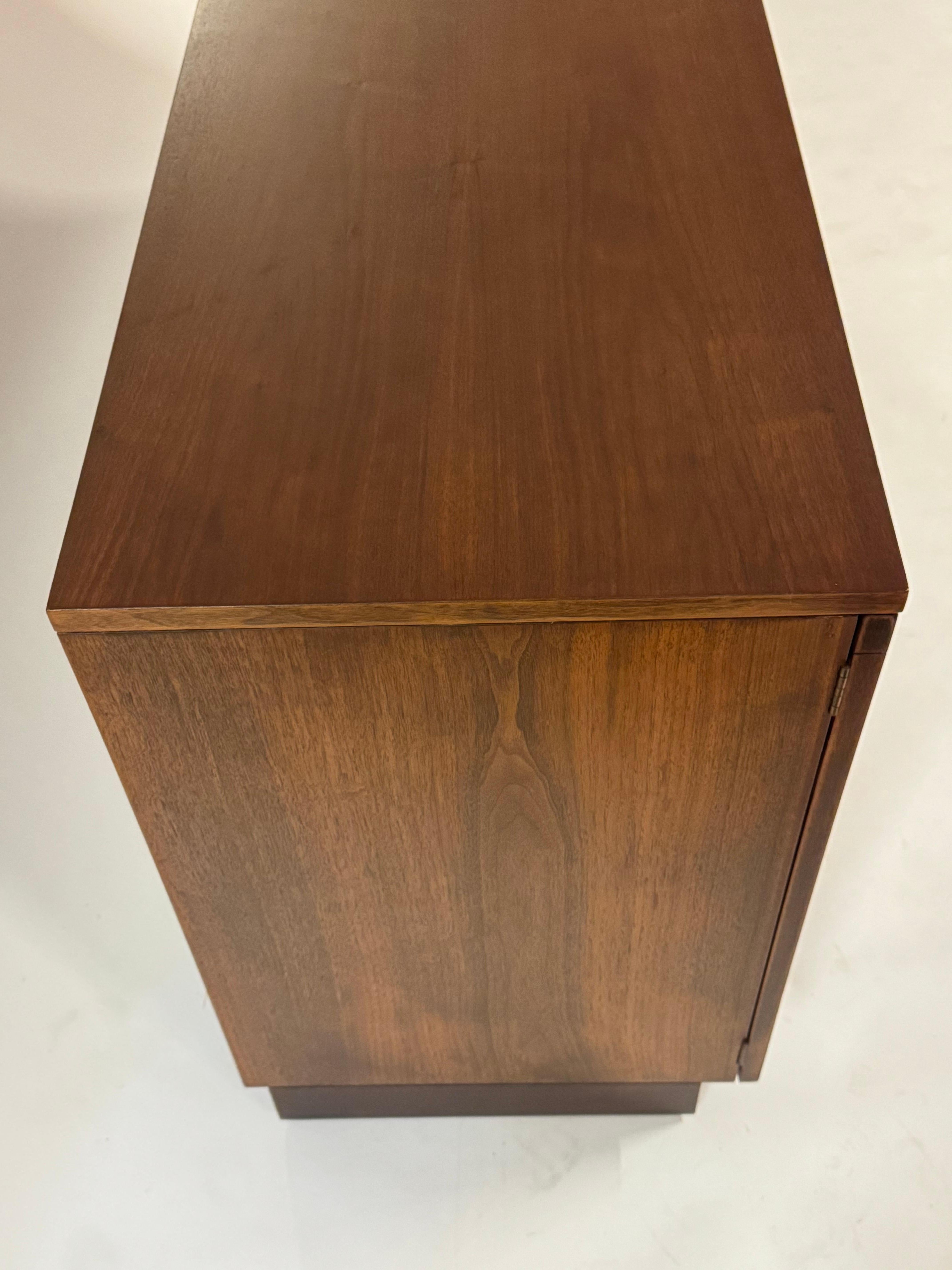 Magnifique buffet en bois de rose assorti MCM des années 1960 par Directional - restauré en vente 3