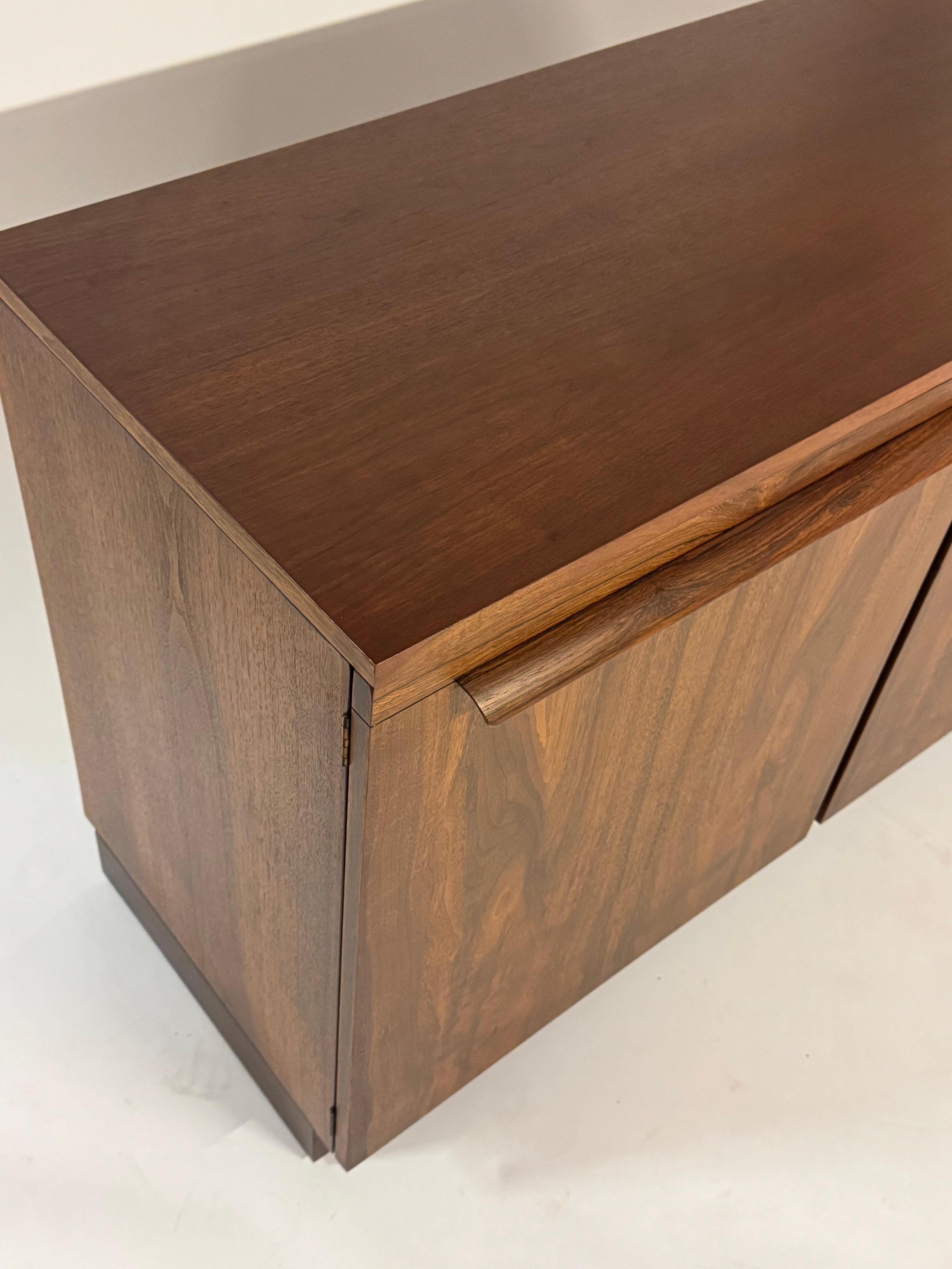 Magnifique buffet en bois de rose assorti MCM des années 1960 par Directional - restauré en vente 4