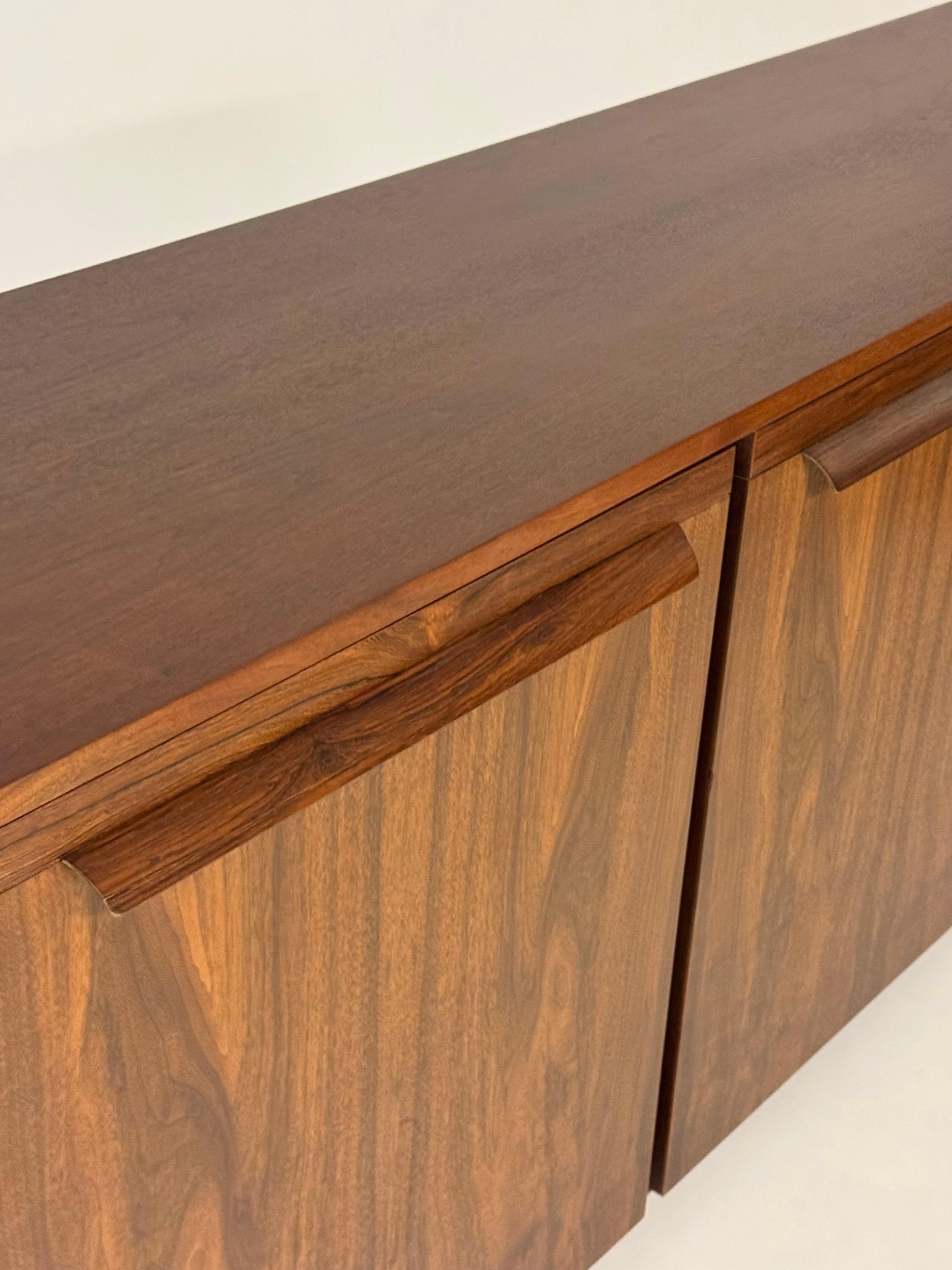 Magnifique buffet en bois de rose assorti MCM des années 1960 par Directional - restauré en vente 5