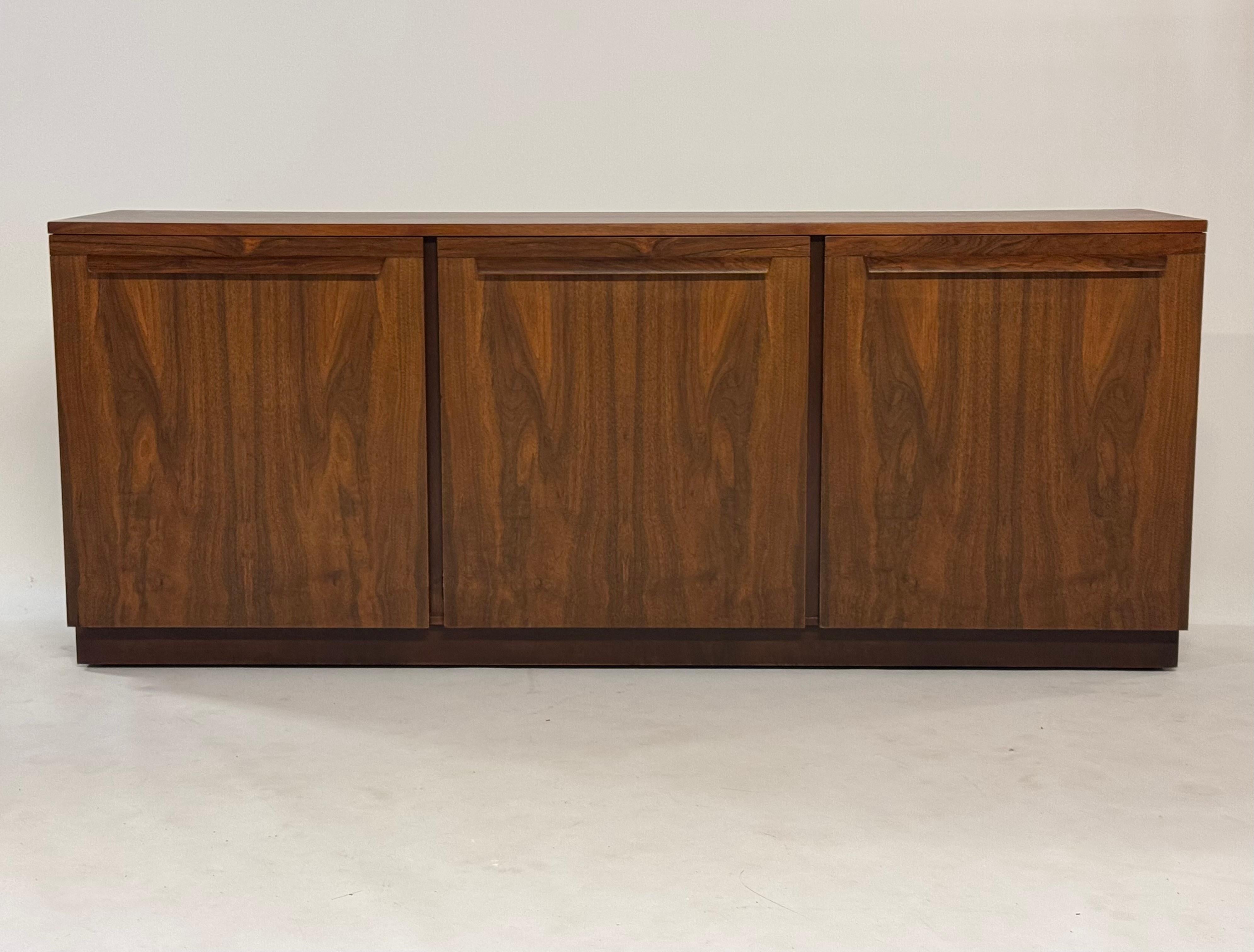 Mid-Century Modern Magnifique buffet en bois de rose assorti MCM des années 1960 par Directional - restauré en vente