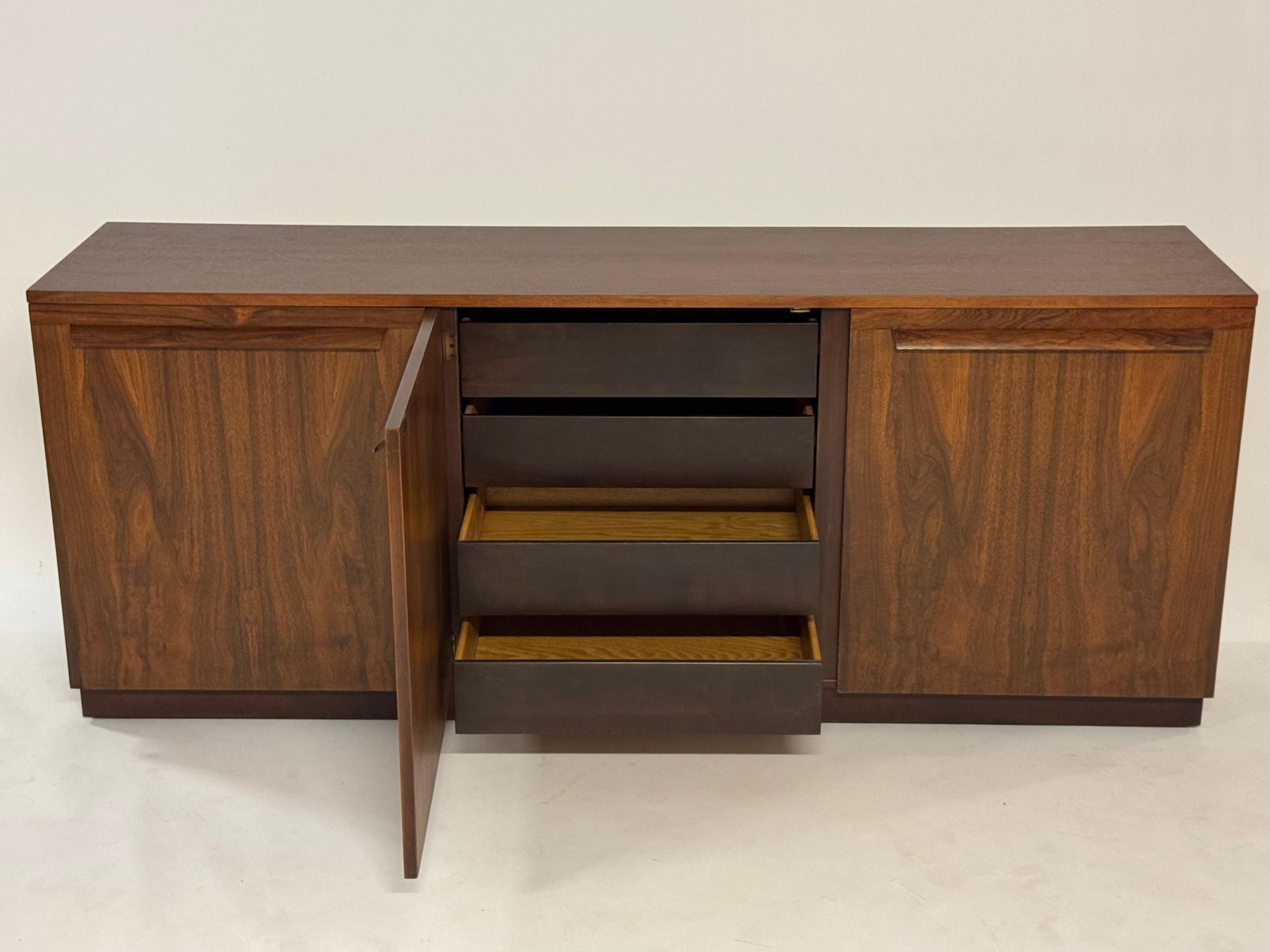 Américain Magnifique buffet en bois de rose assorti MCM des années 1960 par Directional - restauré en vente