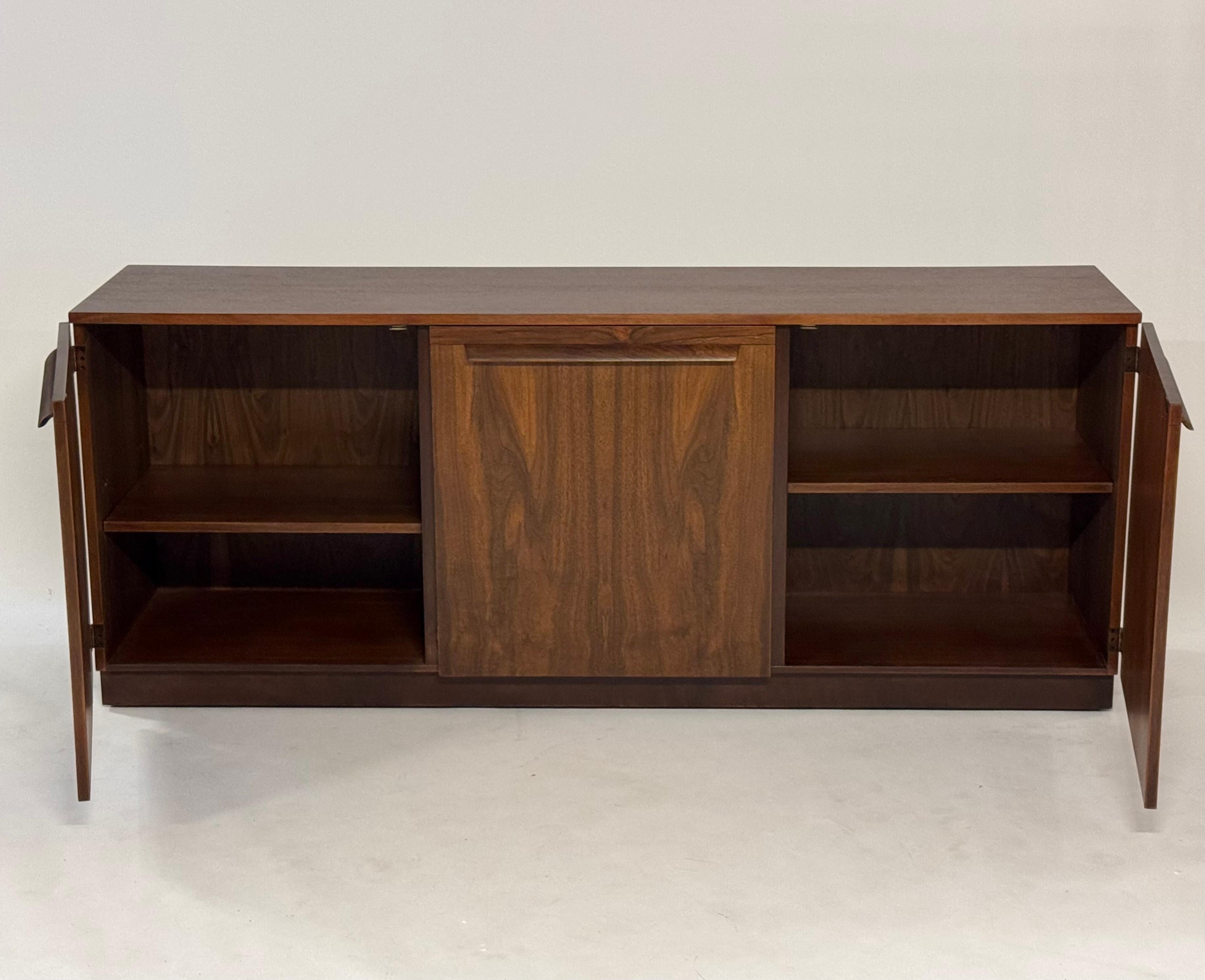 Placage Magnifique buffet en bois de rose assorti MCM des années 1960 par Directional - restauré en vente