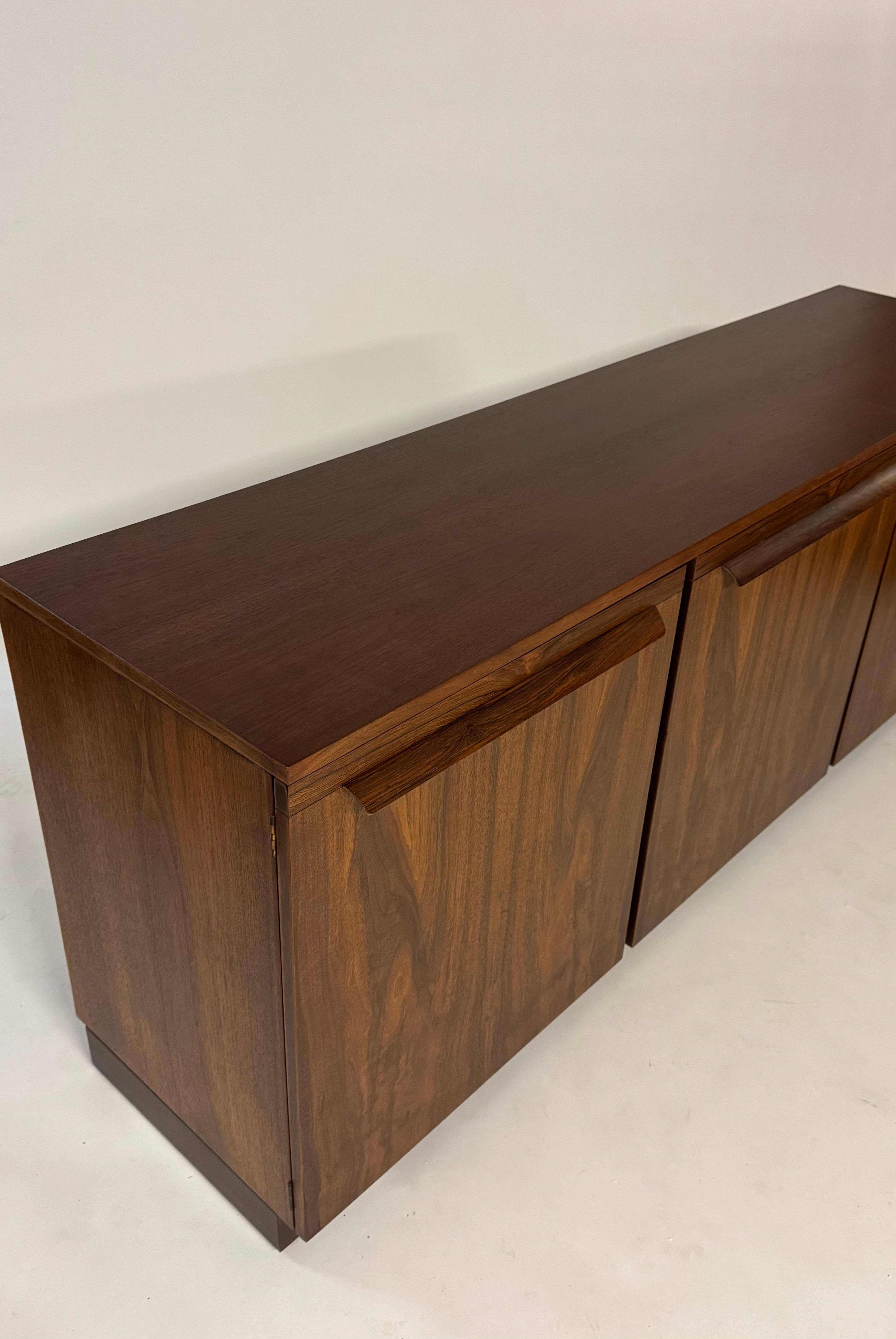 Magnifique buffet en bois de rose assorti MCM des années 1960 par Directional - restauré Bon état - En vente à St. Louis, MO