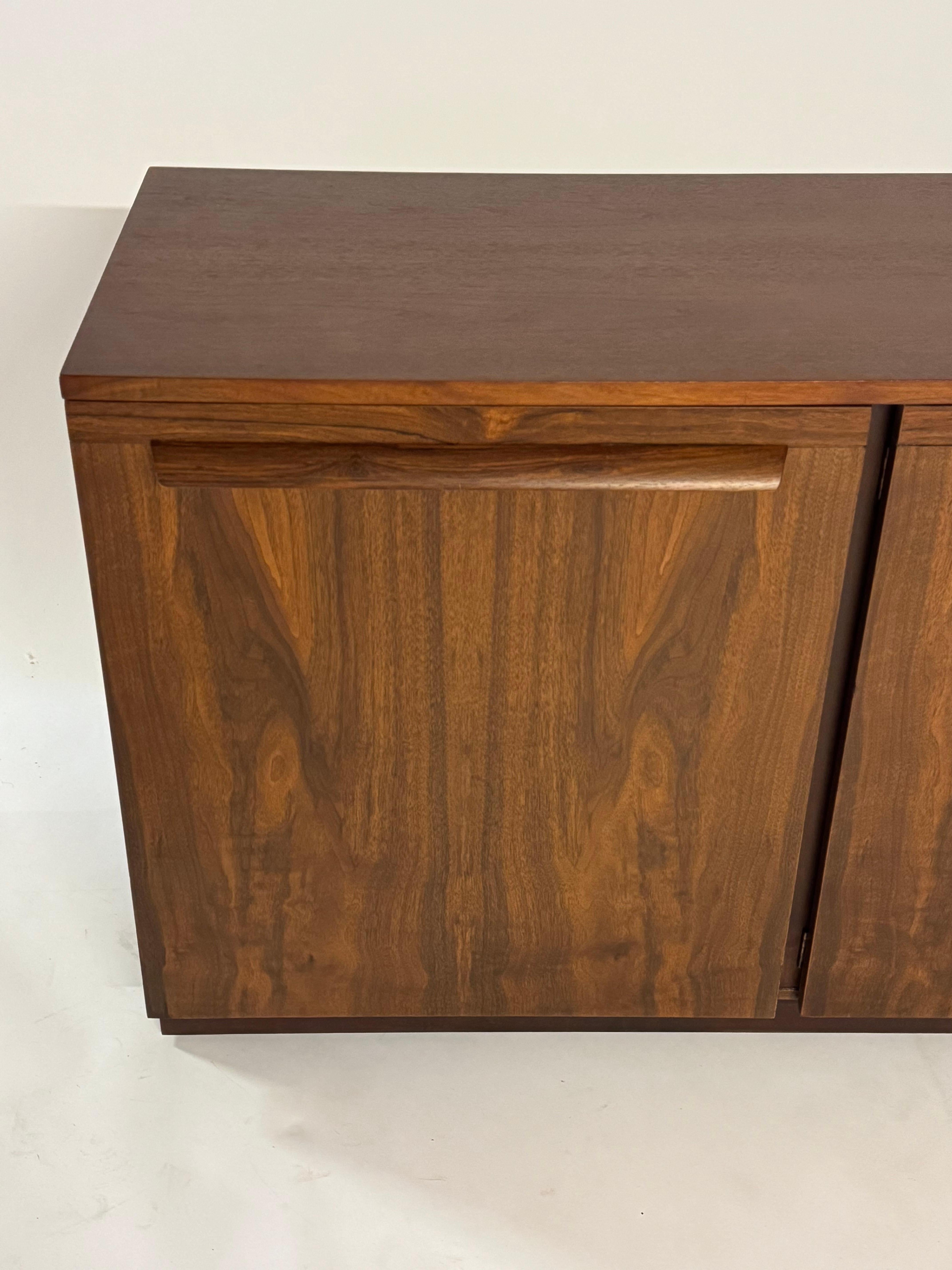 Milieu du XXe siècle Magnifique buffet en bois de rose assorti MCM des années 1960 par Directional - restauré en vente