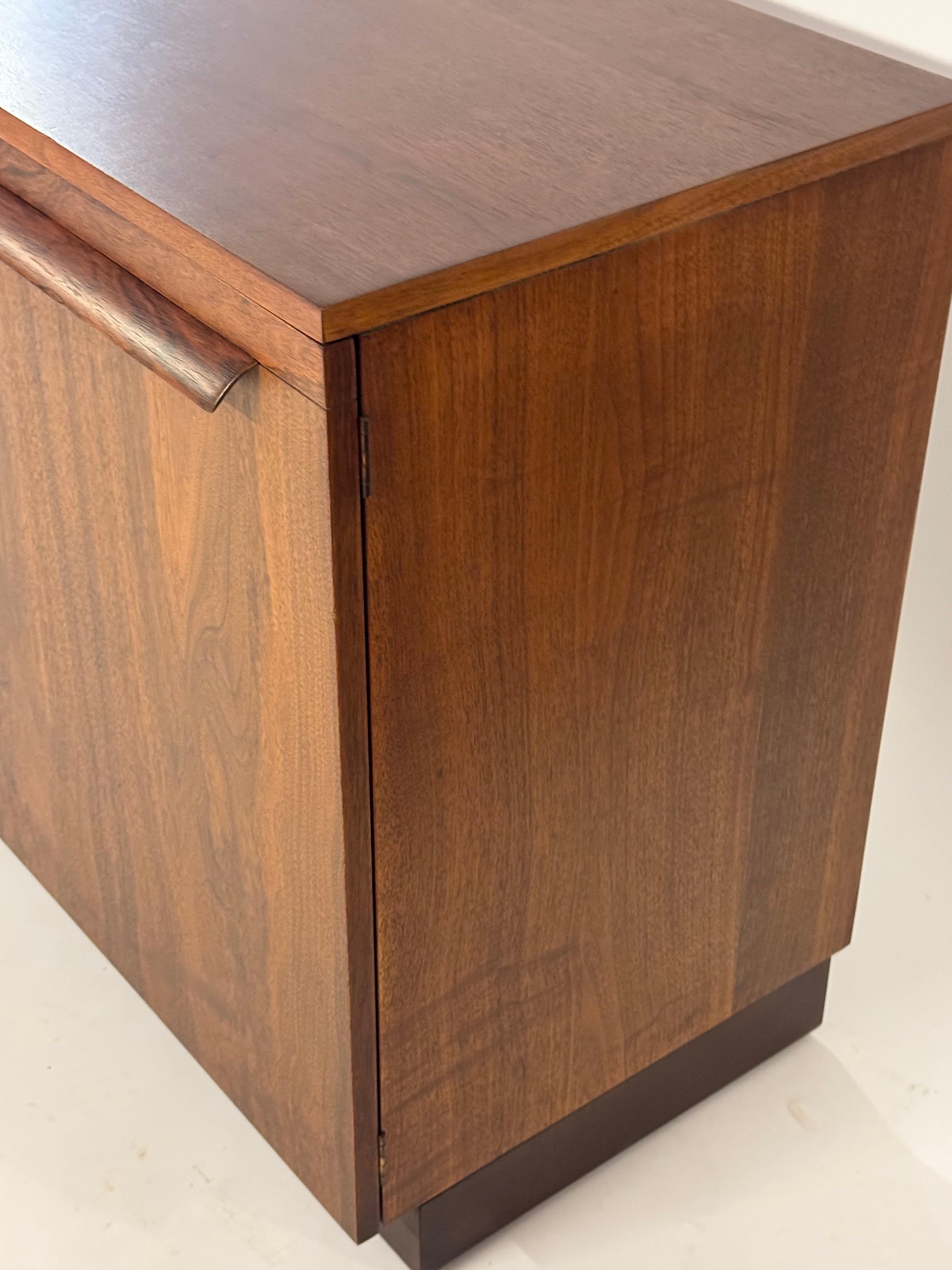 Bois de rose Magnifique buffet en bois de rose assorti MCM des années 1960 par Directional - restauré en vente