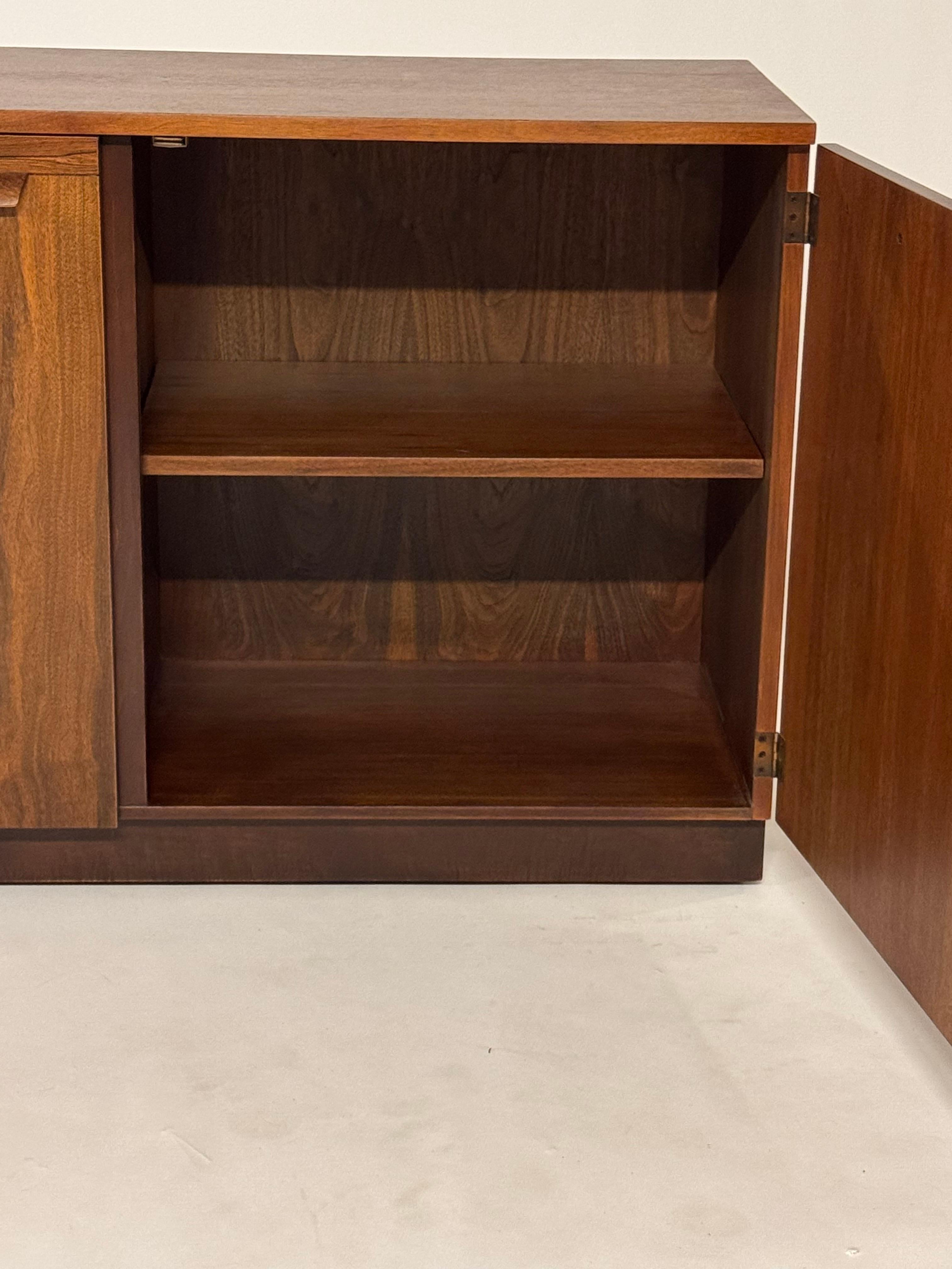Magnifique buffet en bois de rose assorti MCM des années 1960 par Directional - restauré en vente 1