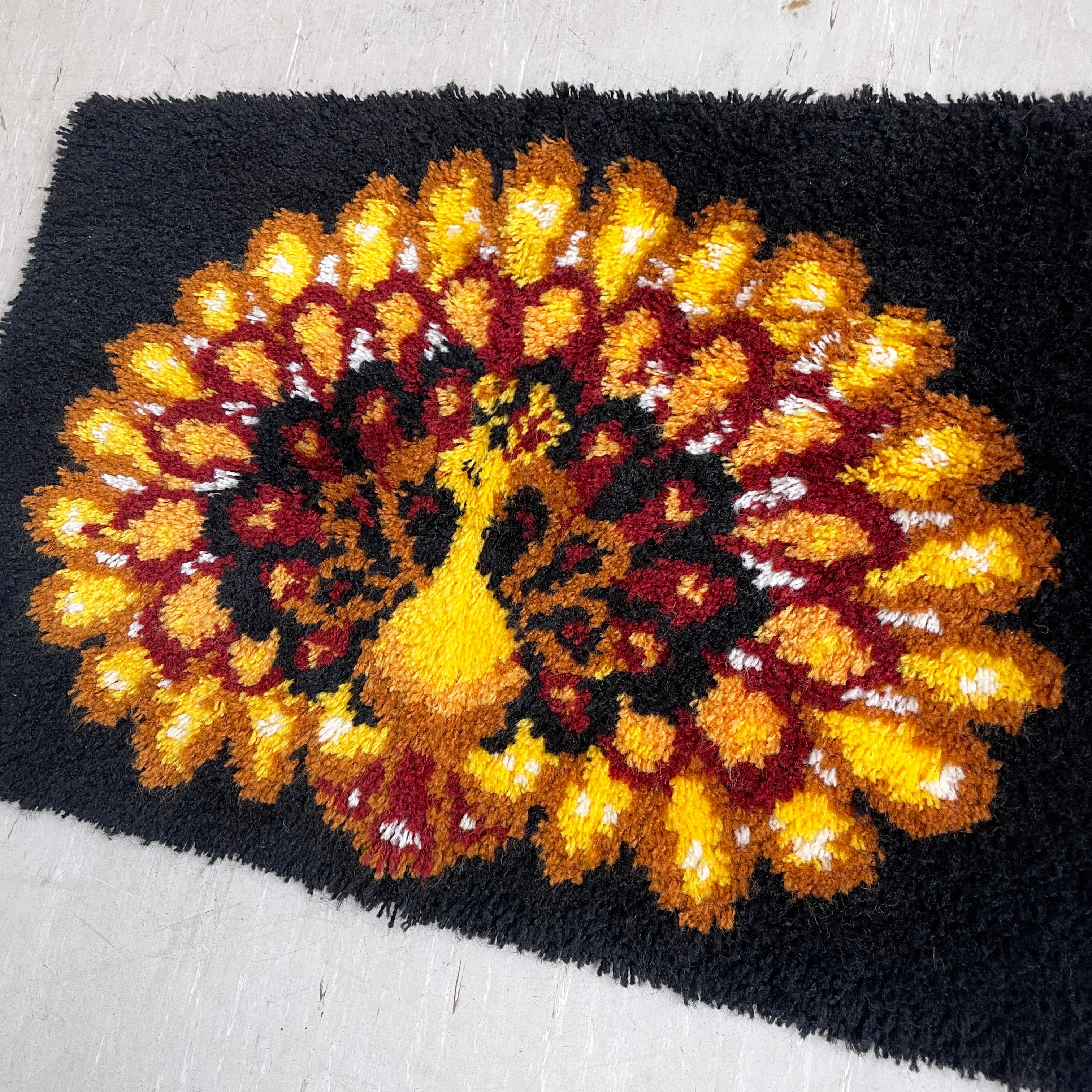Magnifique tapisserie murale des années 1960 avec un motif de paon stylisé. Bel exemple de décoration murale / tapis du milieu du siècle. Coloris jaune, ocre, rouille et brun.
Dimensions : Hauteur : 56 cm  Largeur : 90 cm  
En excellent état avec