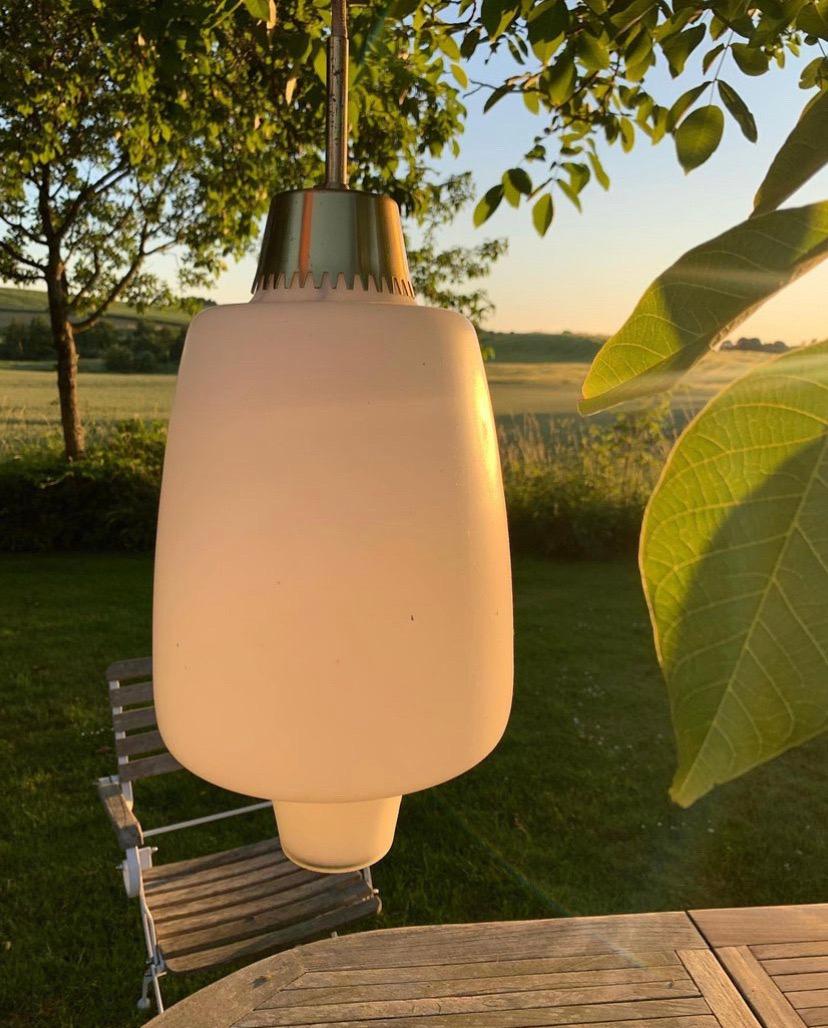 Beautiful 1960s Pendant in Opaline Glass In Good Condition For Sale In Mørkøv, 85