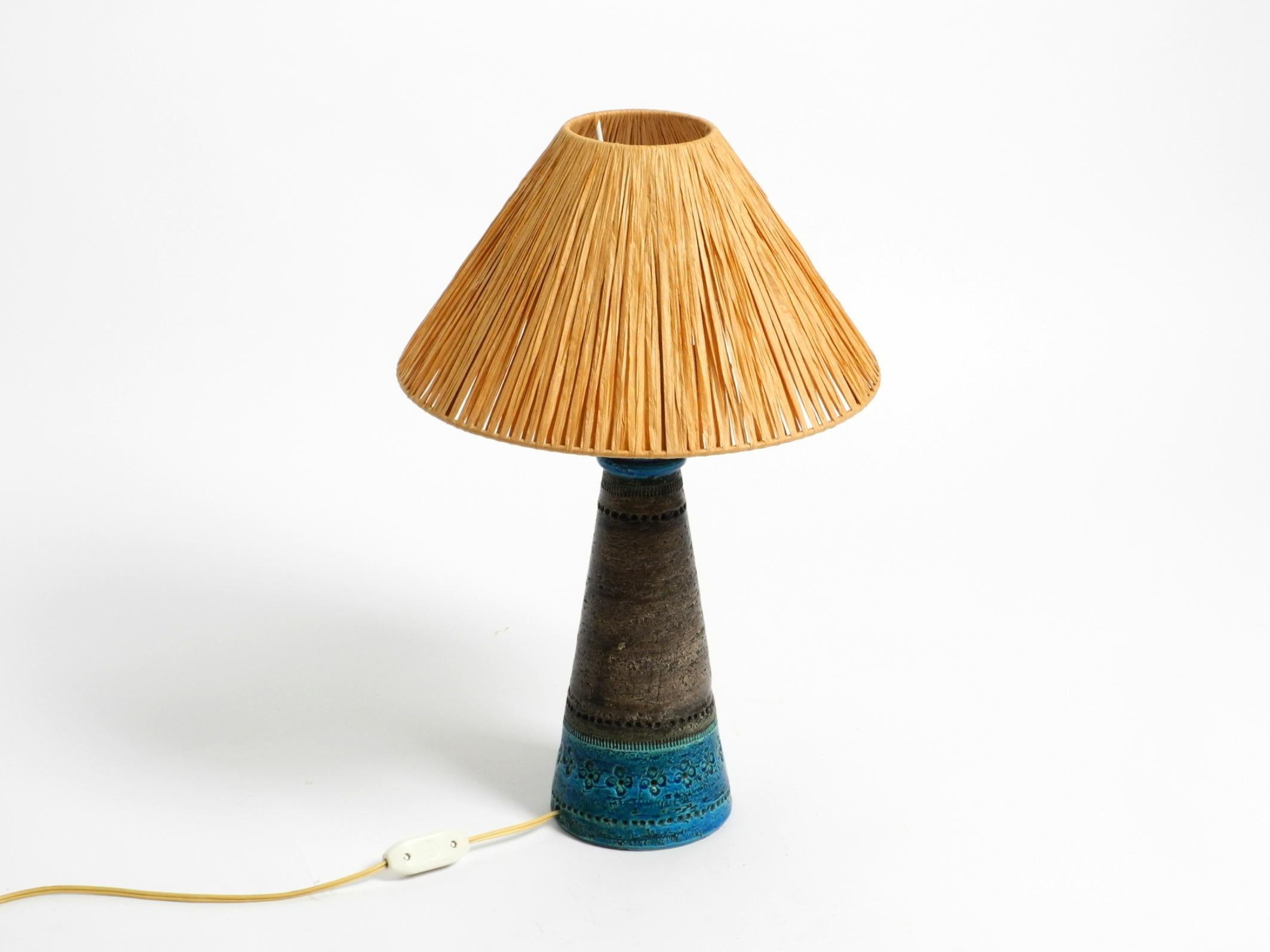 Belle lampe de table décorative en céramique des années 1960 de la collection Rimini Blue.
Le design en forme de cône est l'œuvre du célèbre artiste et peintre italien Aldo Londi.
Fabriqué par Bitossi. Fait en Italie.
Le design le plus célèbre
