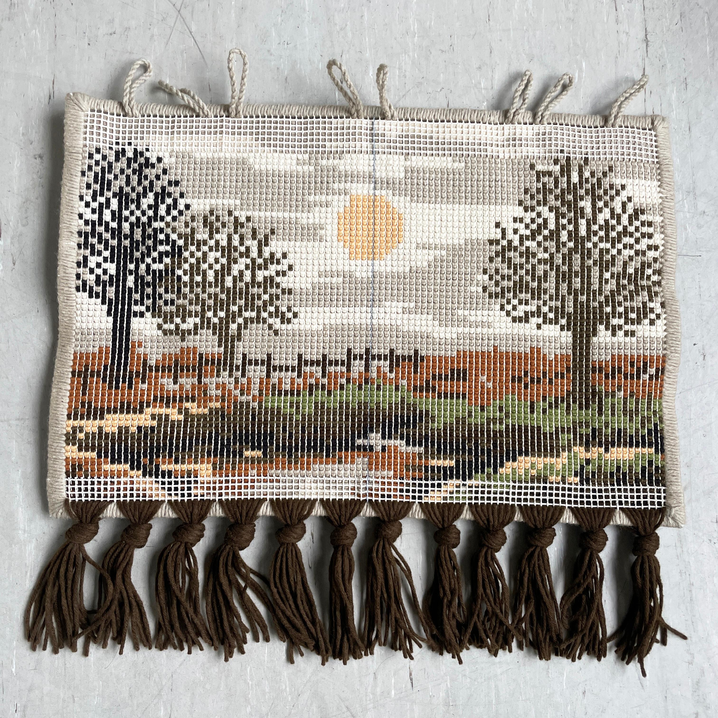 Precioso tapiz de pared de los años 60 con diseño de paisaje rural. Bonito ejemplo de decoración mural / alfombra de mediados de siglo. Colores amarillo, ocre, óxido, marrón y verde.
Medidas: Altura: 52 cm  (65 cm incluidos los lazos para colgar)