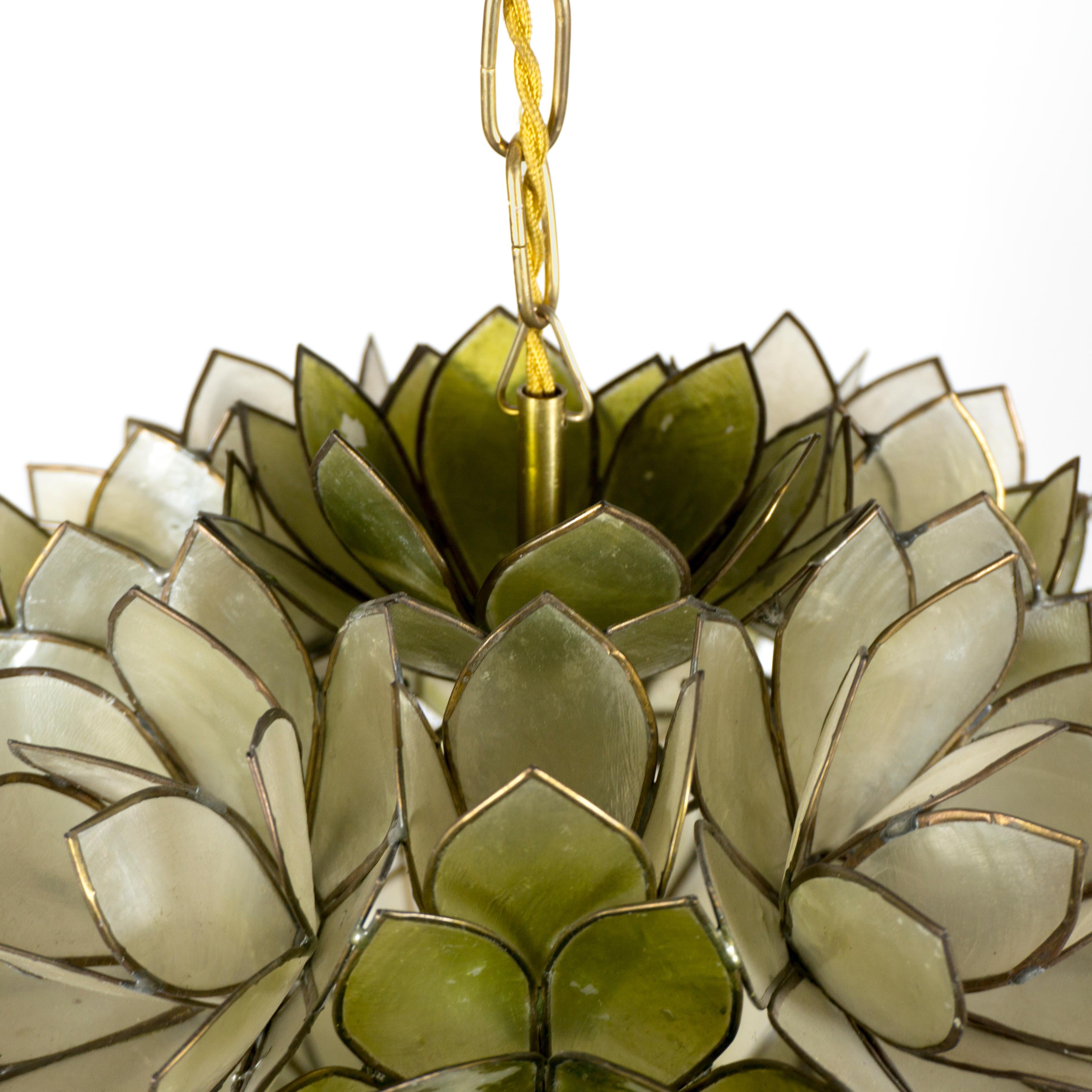 Beautiful 1970s Capiz Lotus Shell Mother-of-Pearl Ceiling Light with Brass Chain For Sale 4