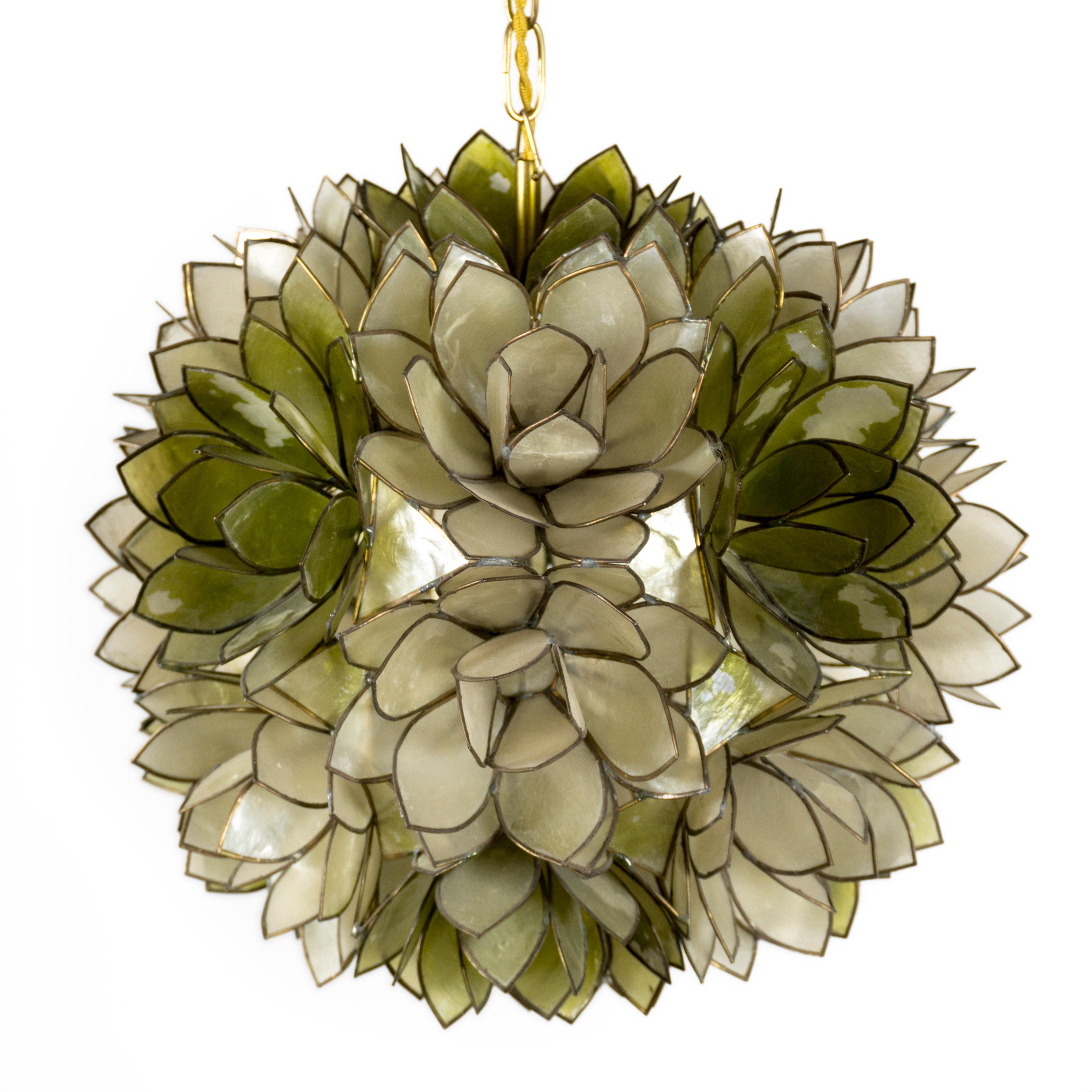 Lampe suspendue sculpturale très décorative en nacre des années 1970. La lampe suspendue sphérique et florale se compose de nombreux groupes de fines feuilles de nacre encadrées individuellement dans du métal. La lampe est complétée par une belle